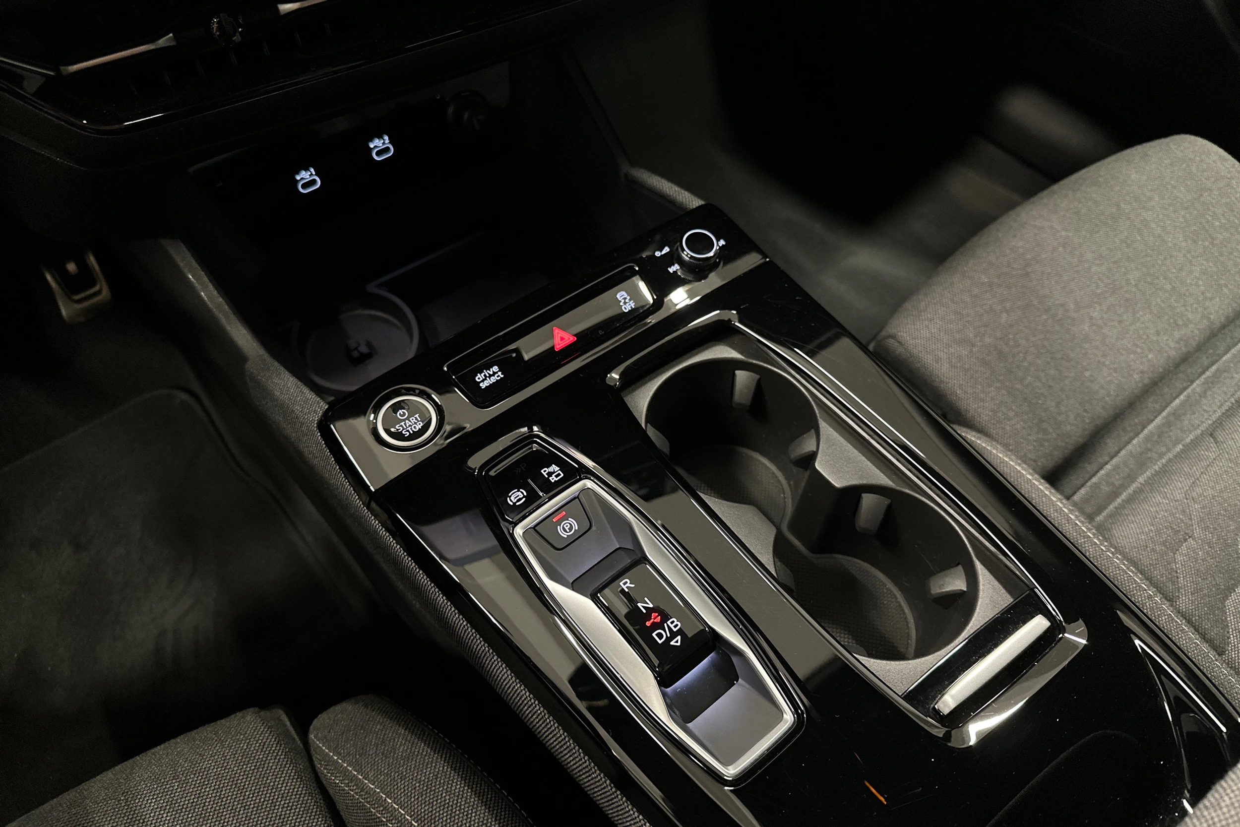 beige Audi A6 e-tron 2025 kuva 35.