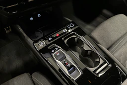 beige Audi A6 e-tron 2025 kuva 35.