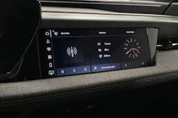 beige Audi A6 e-tron 2025 kuva 36.