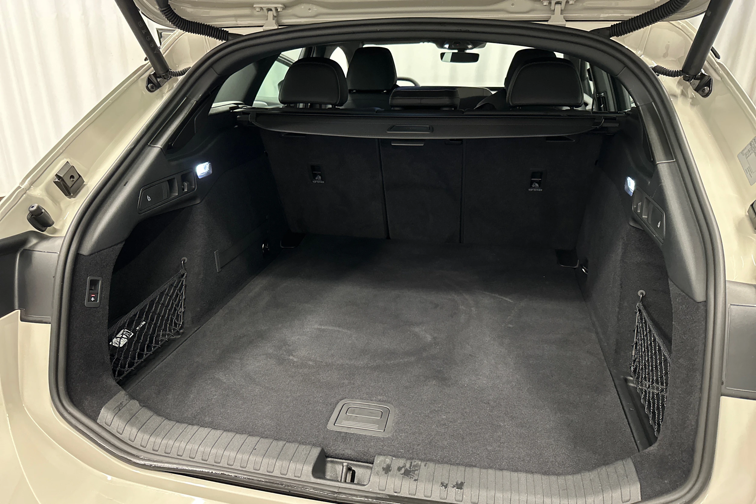 beige Audi A6 e-tron 2025 kuva 38.