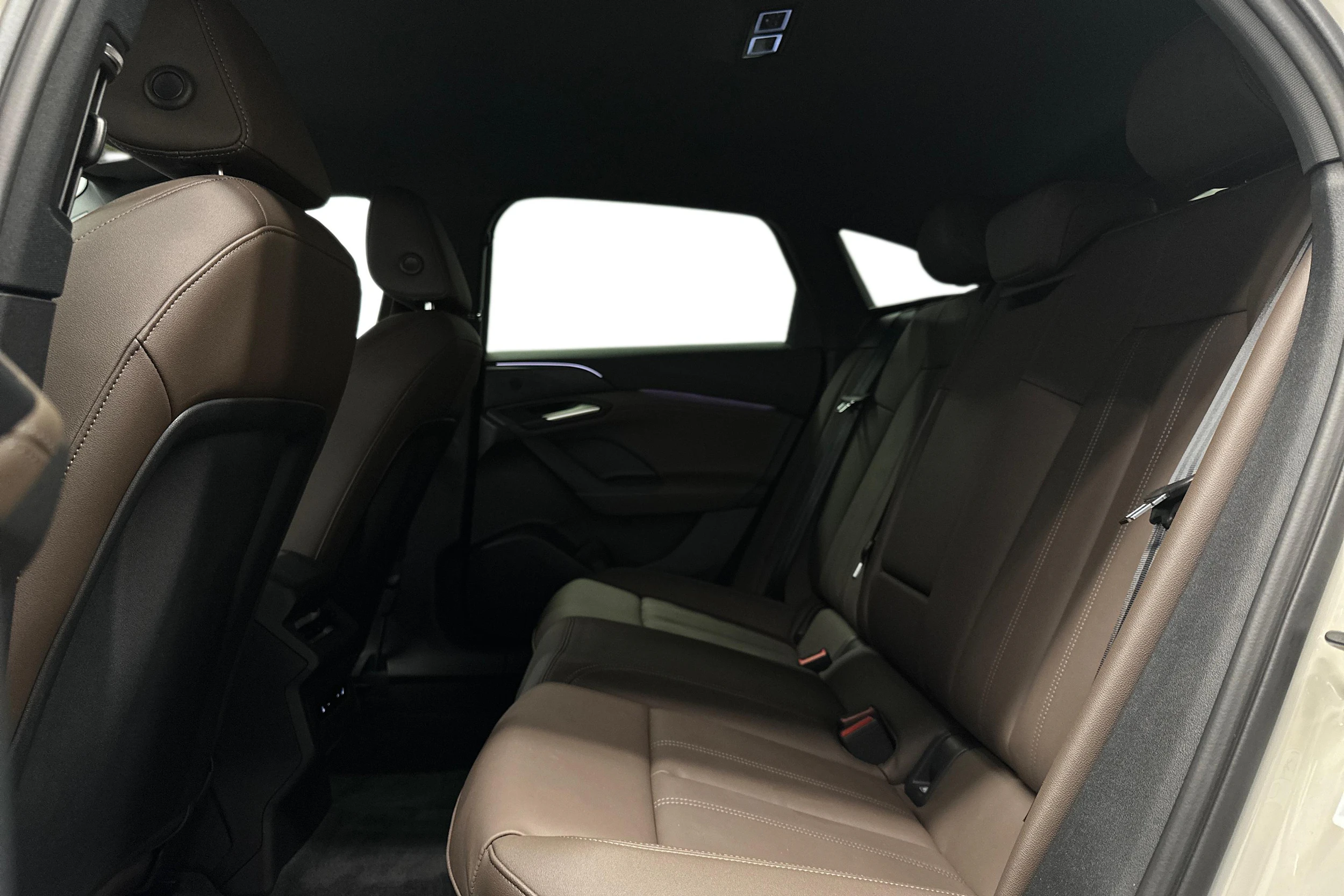 beige Audi A6 e-tron 2025 kuva 8.