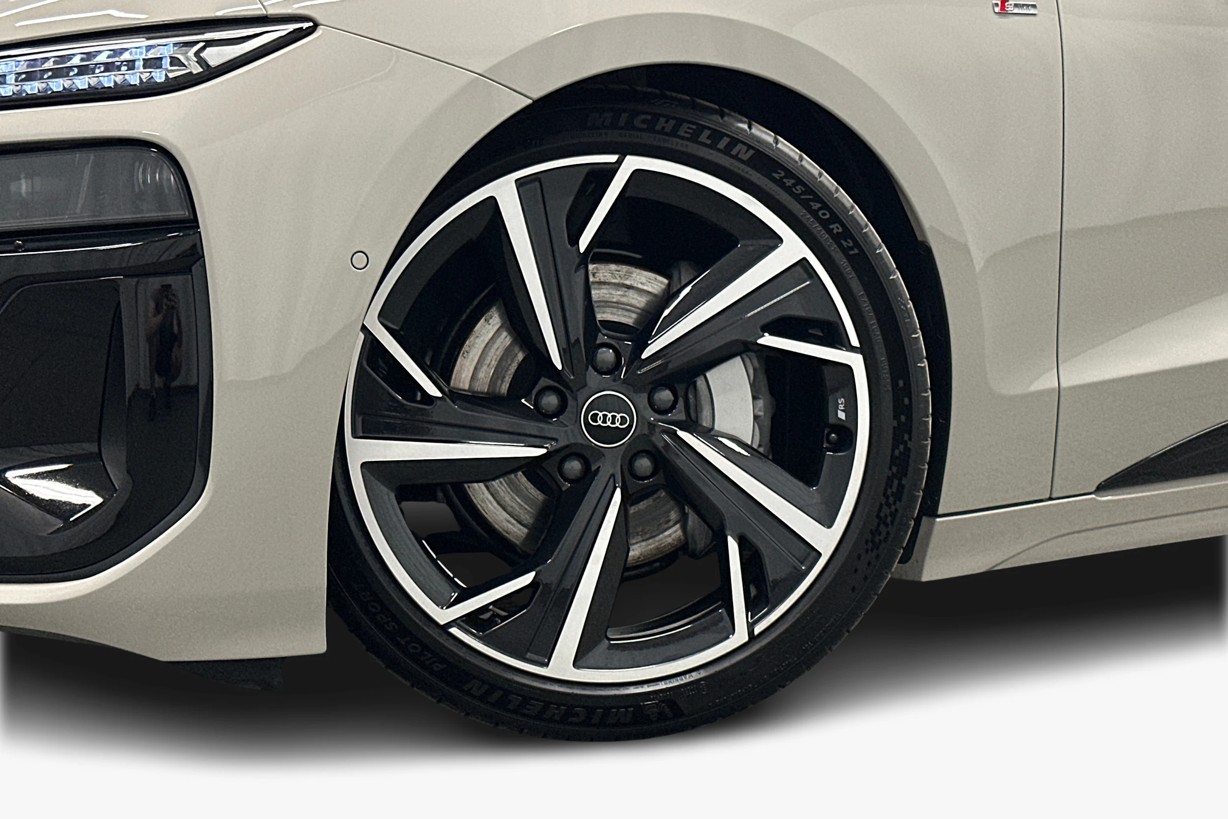 beige Audi A6 e-tron 2025 kuva 9.