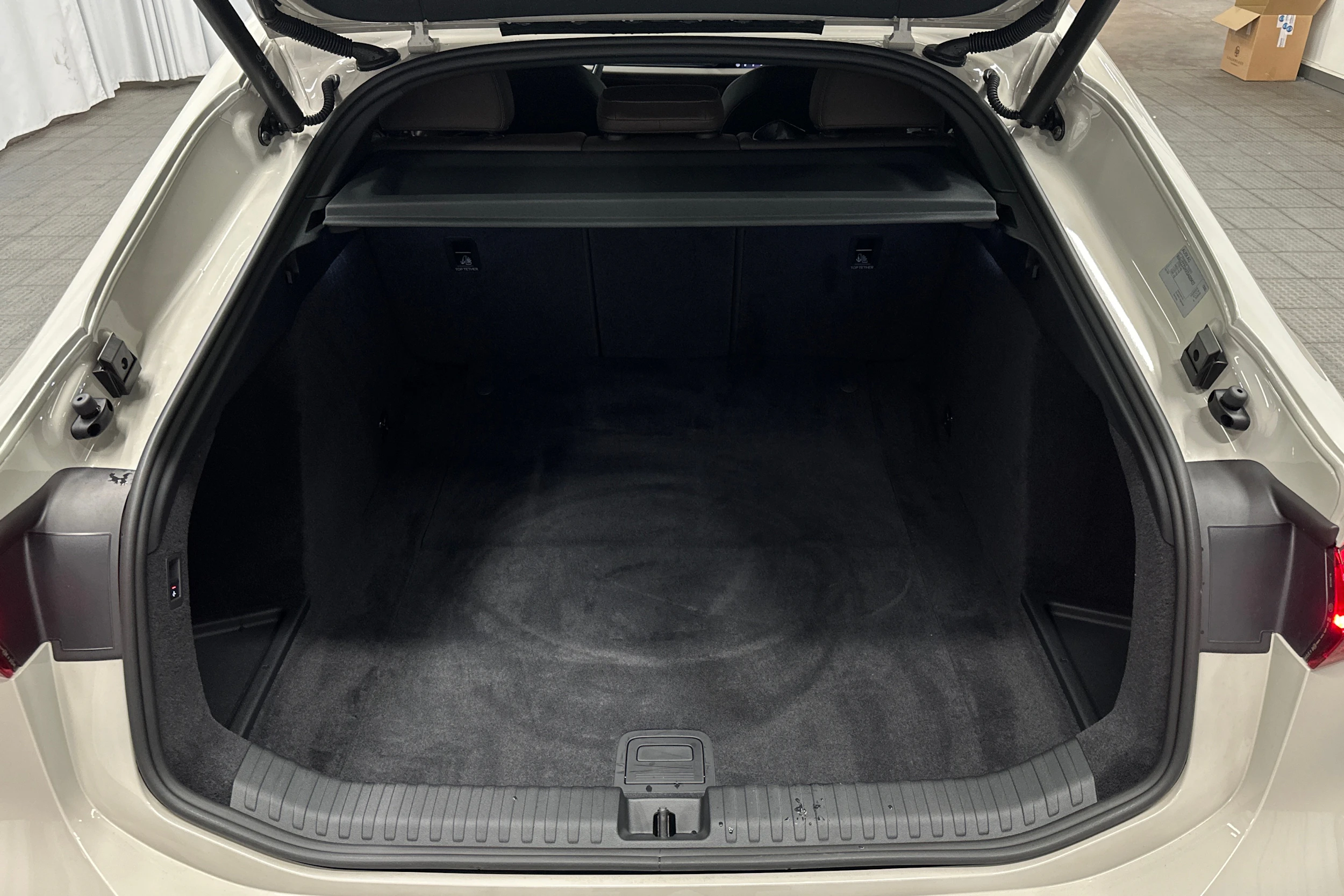 beige Audi A6 e-tron 2025 kuva 11.