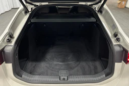 beige Audi A6 e-tron 2025 kuva 11.