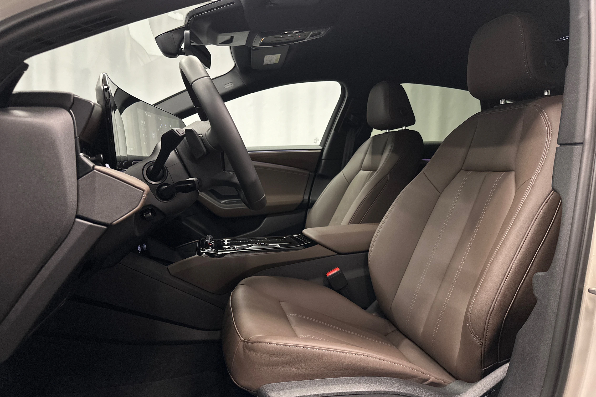 beige Audi A6 e-tron 2025 kuva 15.