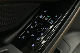 beige Audi A6 e-tron 2025 kuva 17.