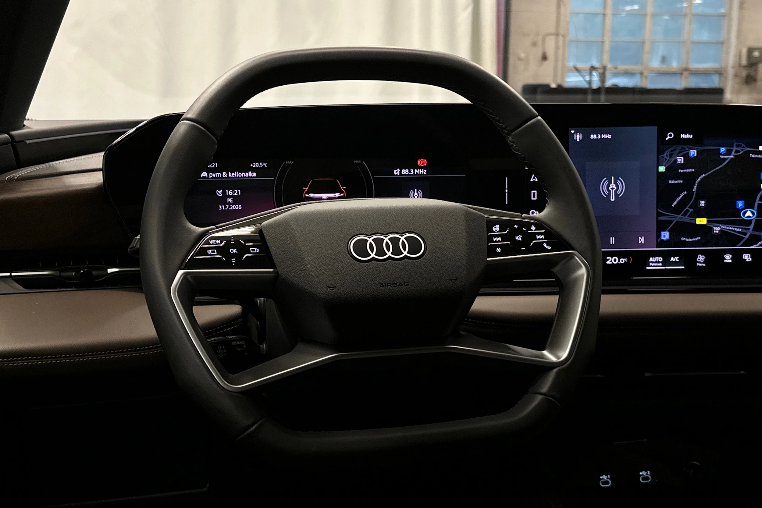 beige Audi A6 e-tron 2025 kuva 20.
