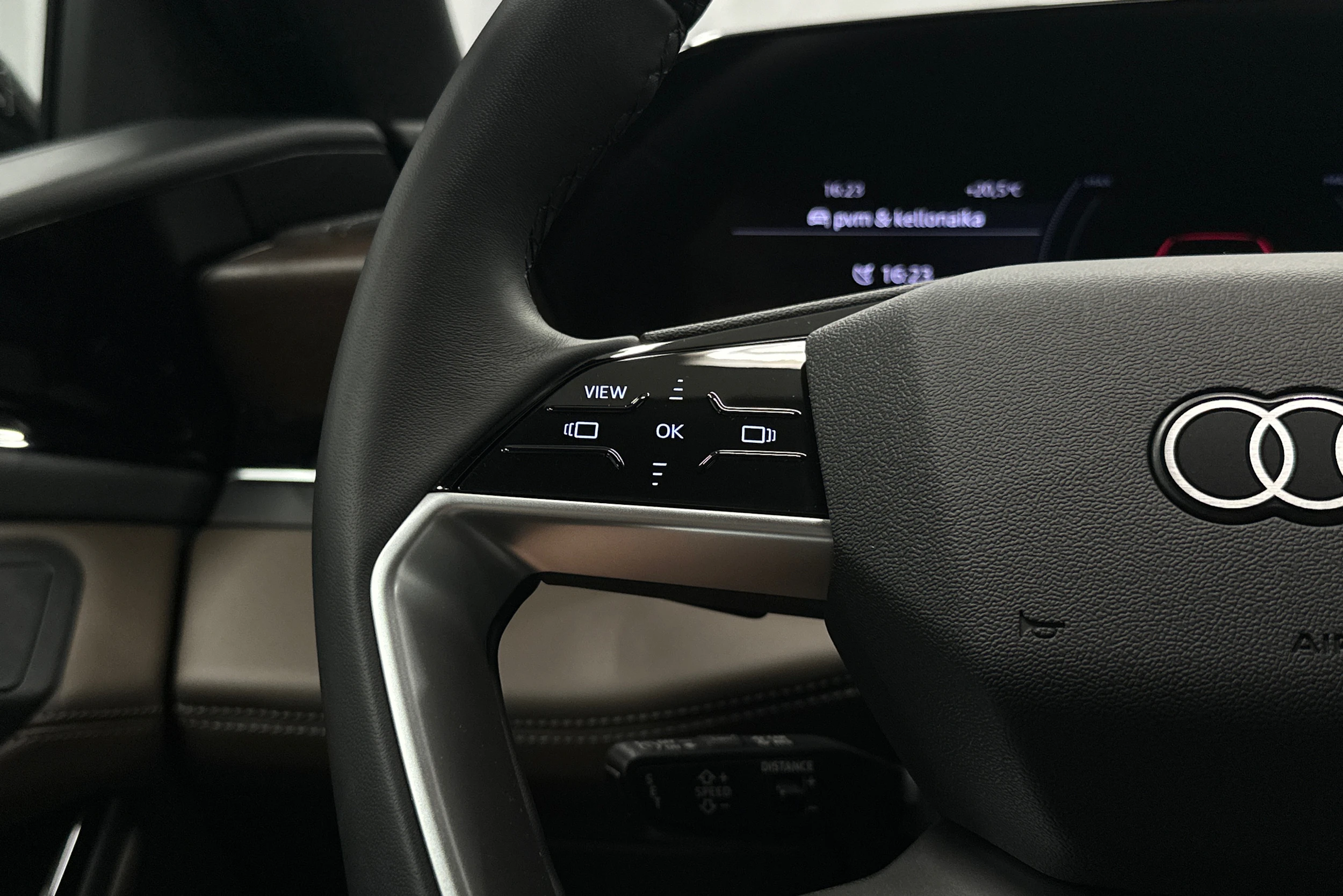 beige Audi A6 e-tron 2025 kuva 21.