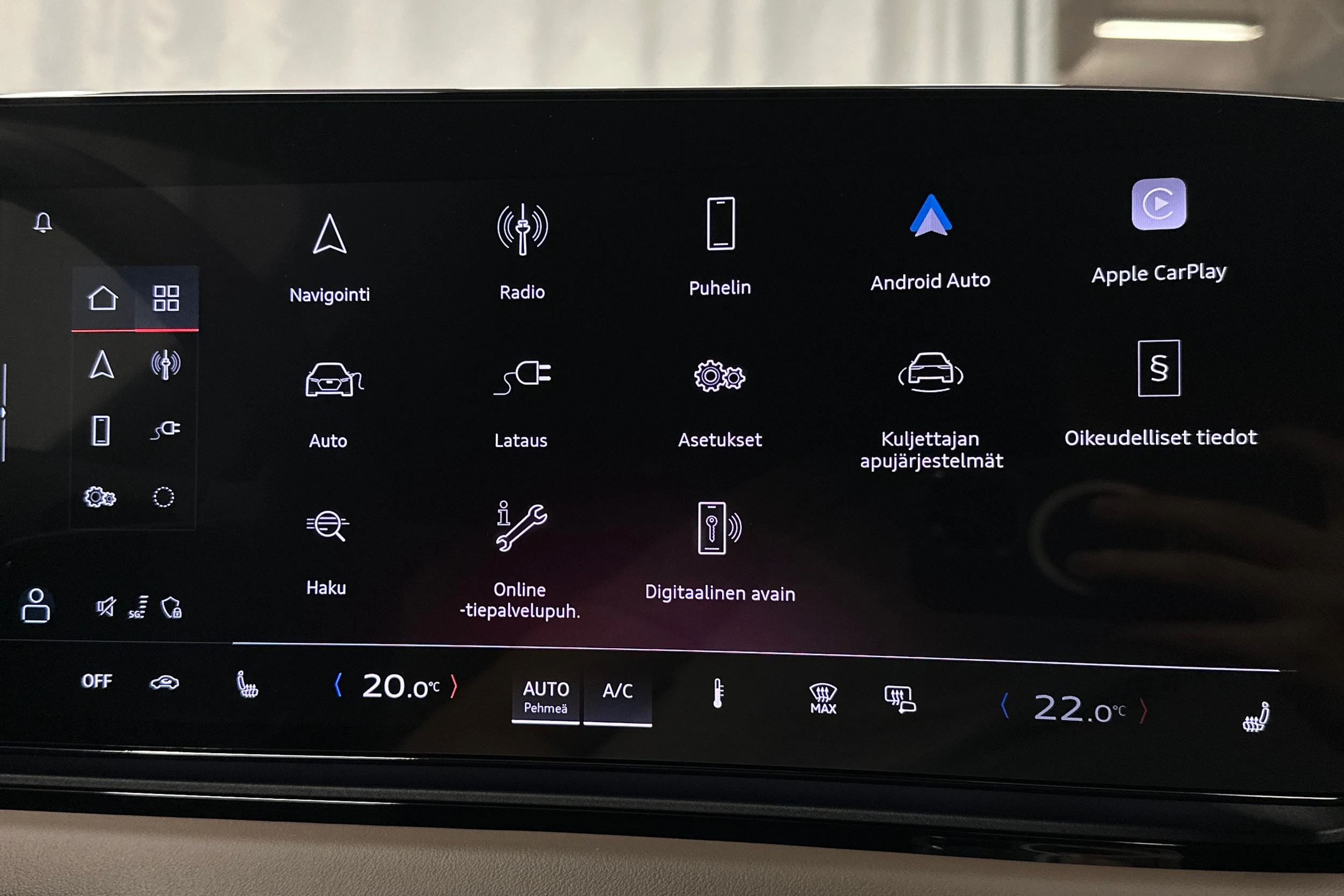 beige Audi A6 e-tron 2025 kuva 25.