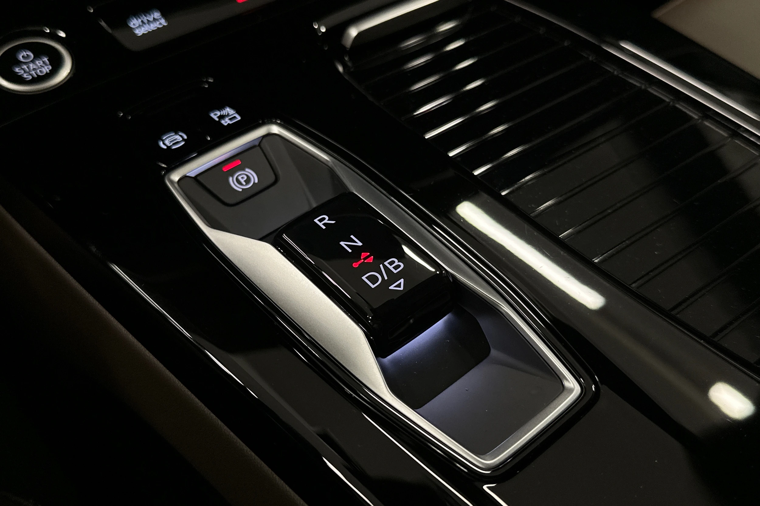 beige Audi A6 e-tron 2025 kuva 36.