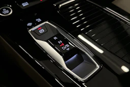 beige Audi A6 e-tron 2025 kuva 36.