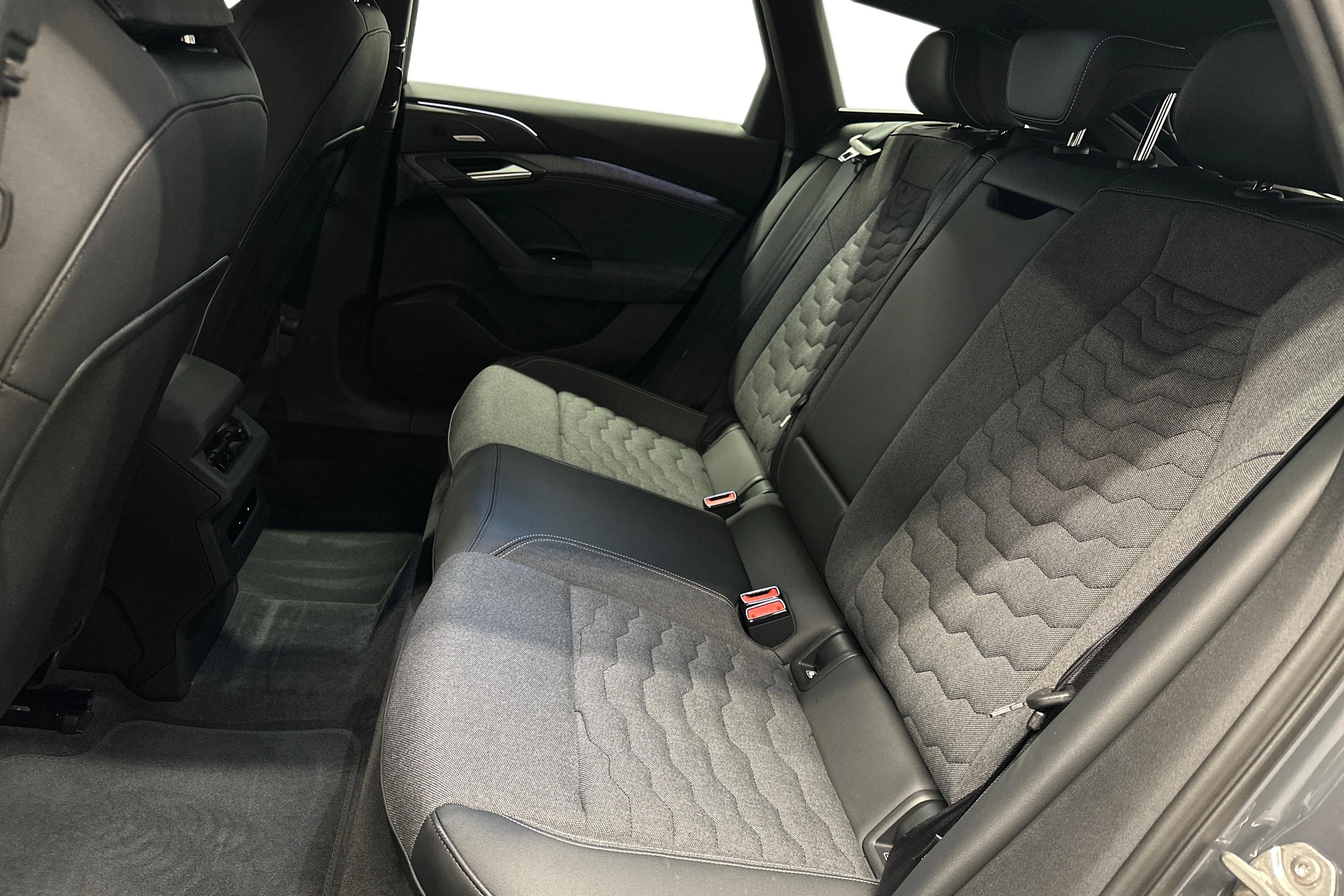 harmaa Audi A6 e-tron 2025 kuva 8.