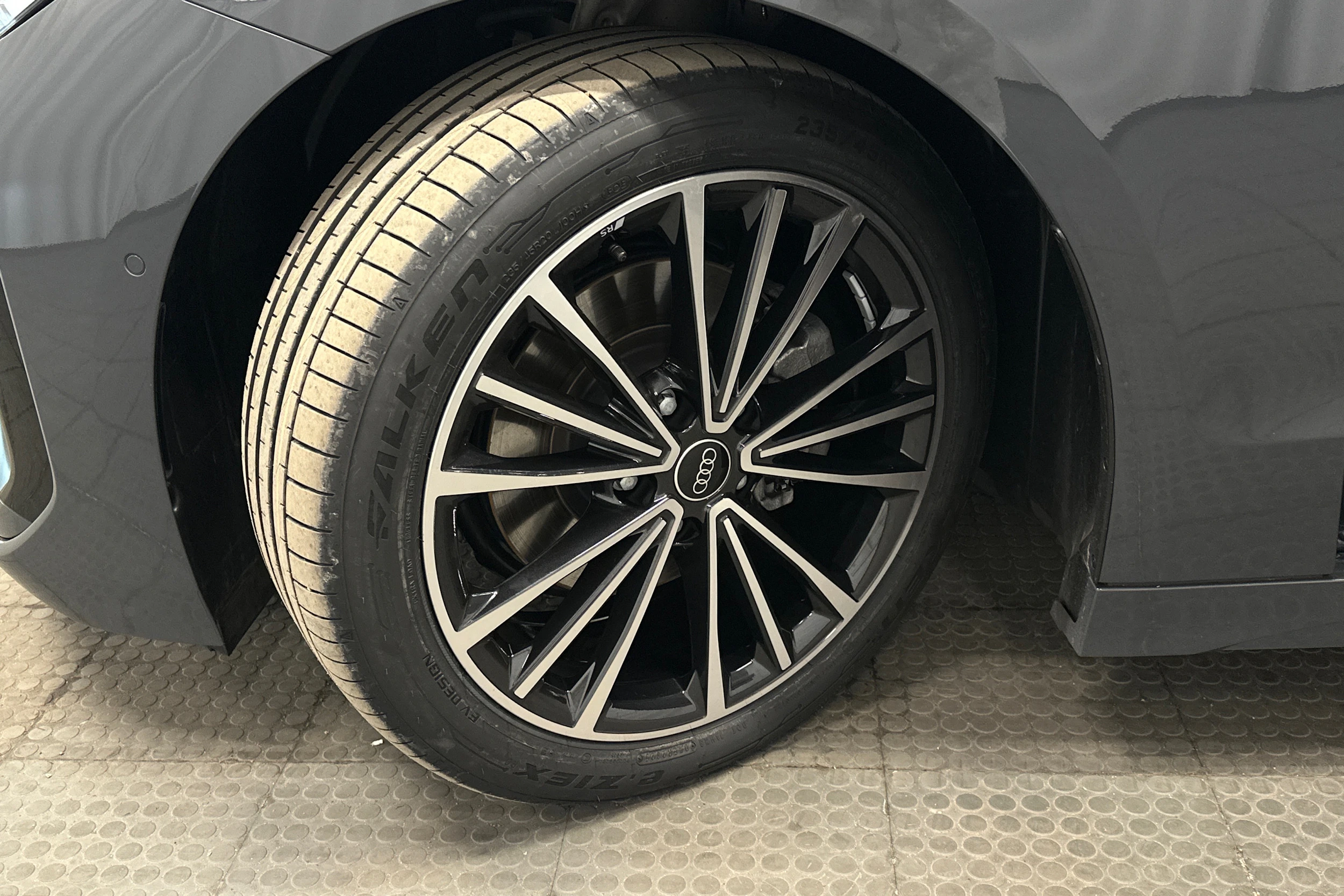 harmaa Audi A6 e-tron 2025 kuva 10.