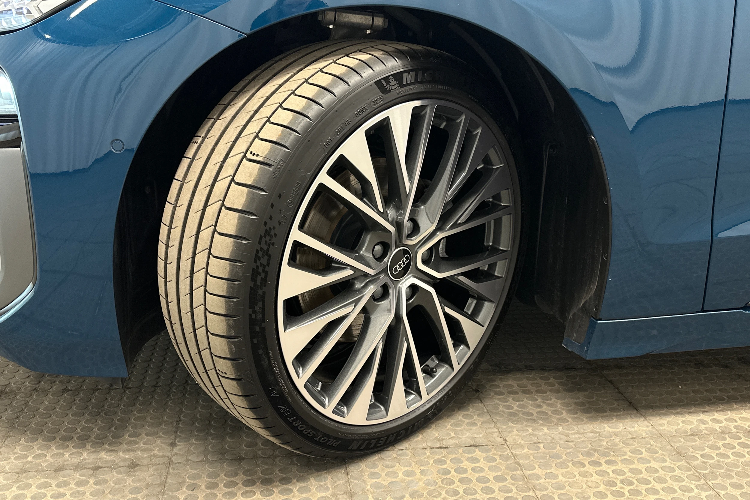 sininen Audi A6 e-tron 2025 kuva 10.