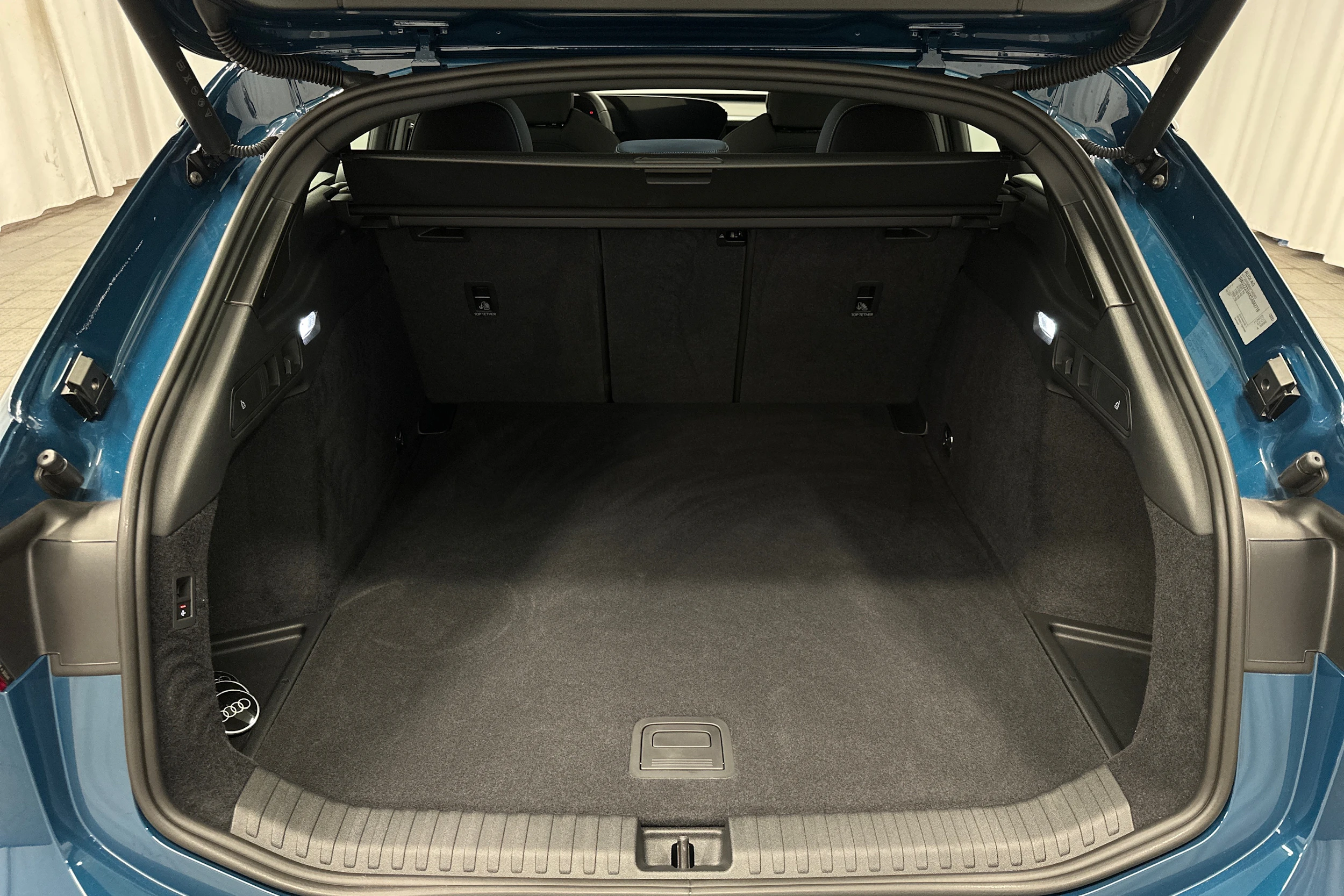 sininen Audi A6 e-tron 2025 kuva 38.