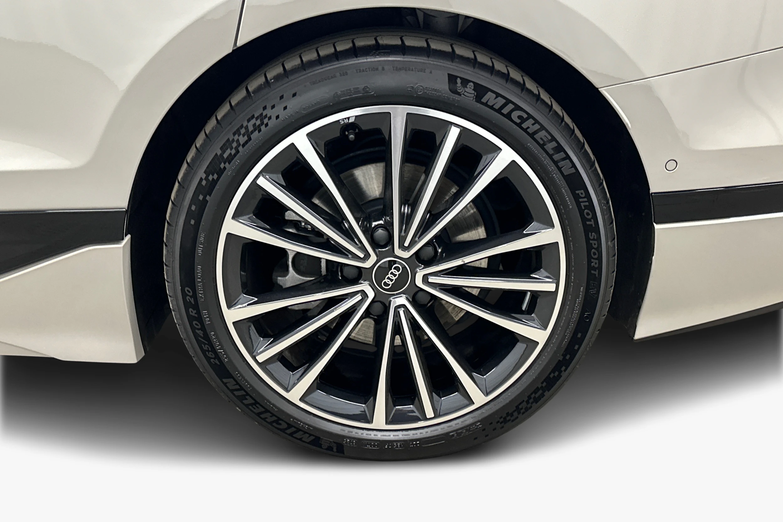 beige Audi A6 e-tron 2025 kuva 9.