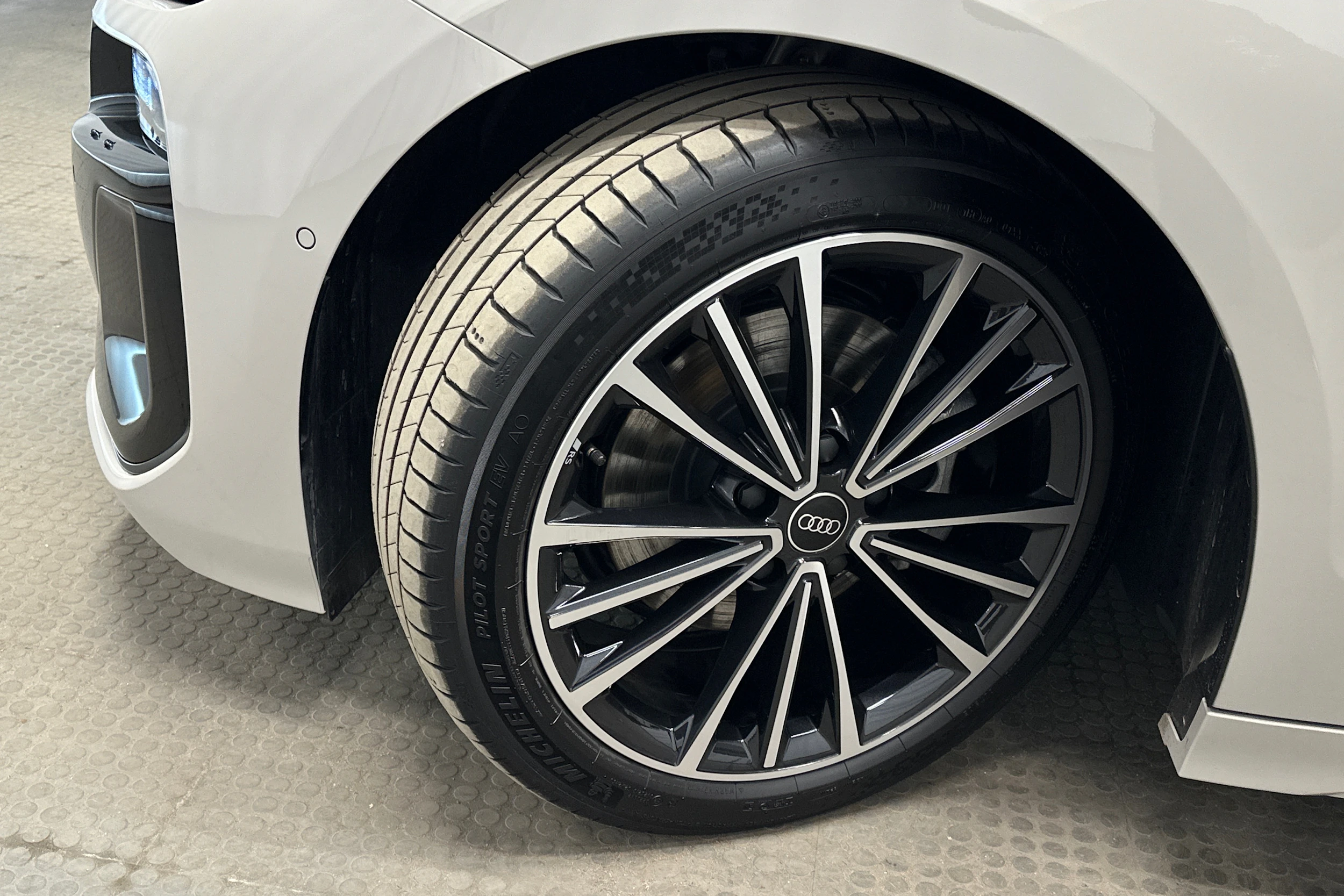 beige Audi A6 e-tron 2025 kuva 10.