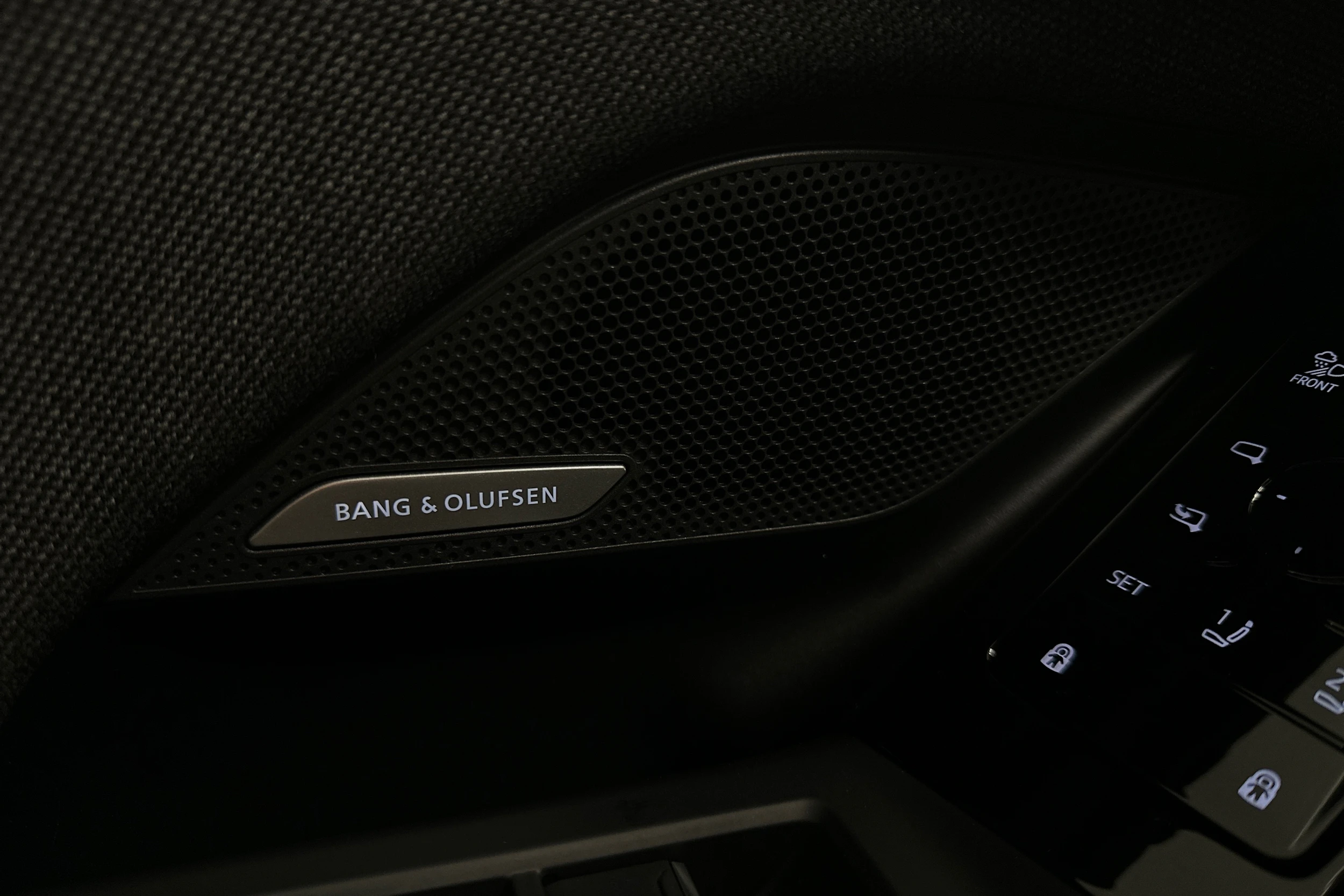 beige Audi A6 e-tron 2025 kuva 15.
