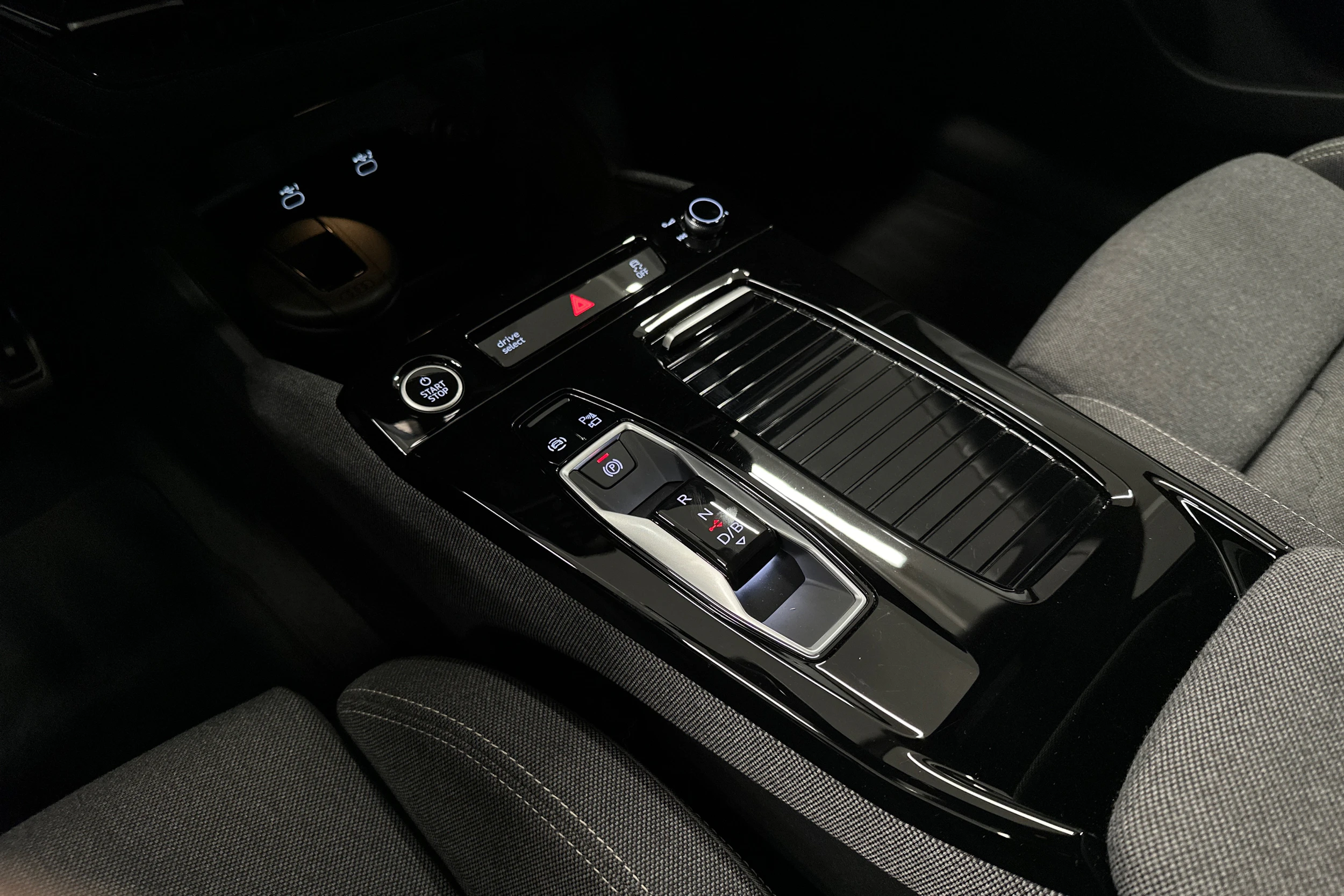 beige Audi A6 e-tron 2025 kuva 33.