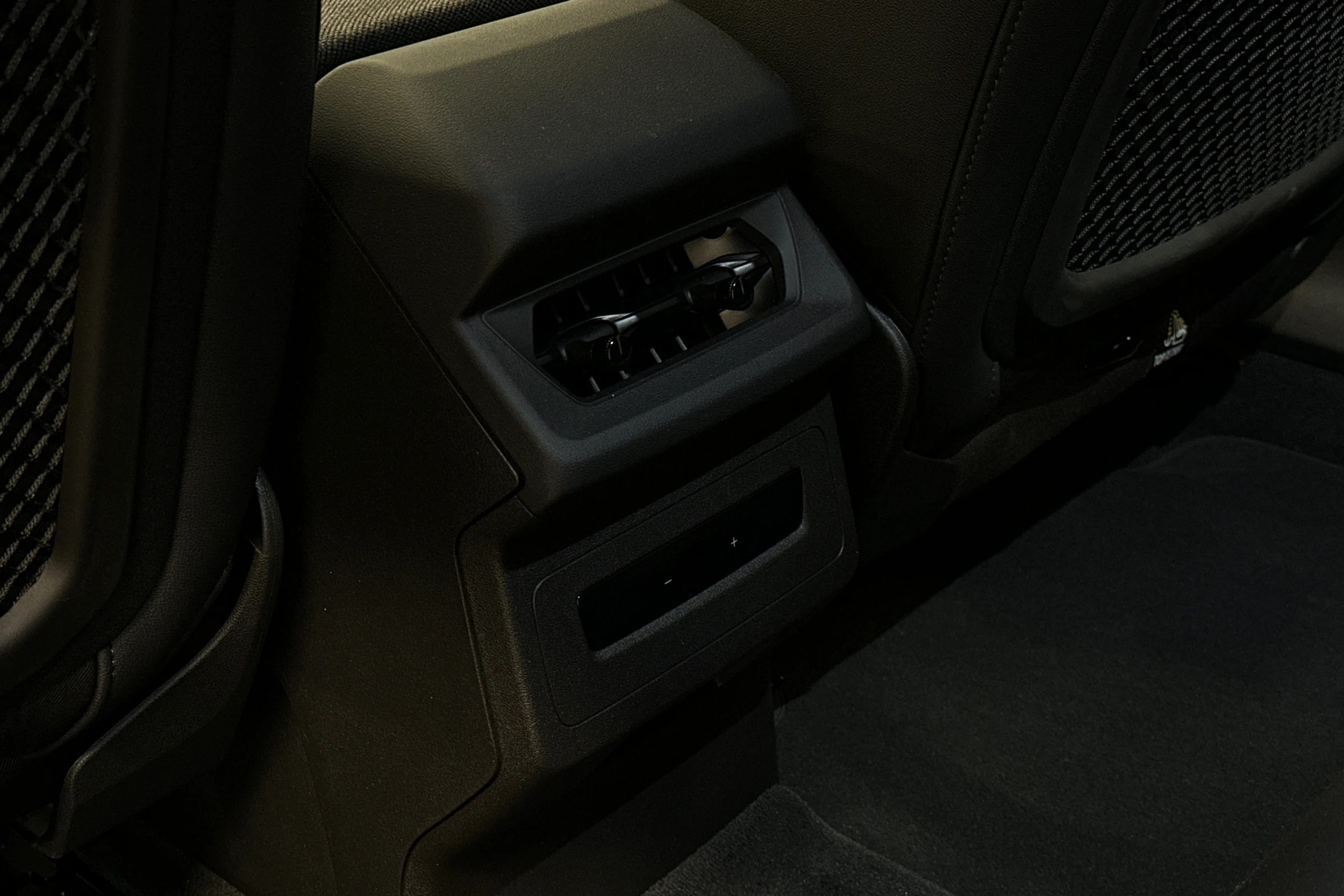 beige Audi A6 e-tron 2025 kuva 35.