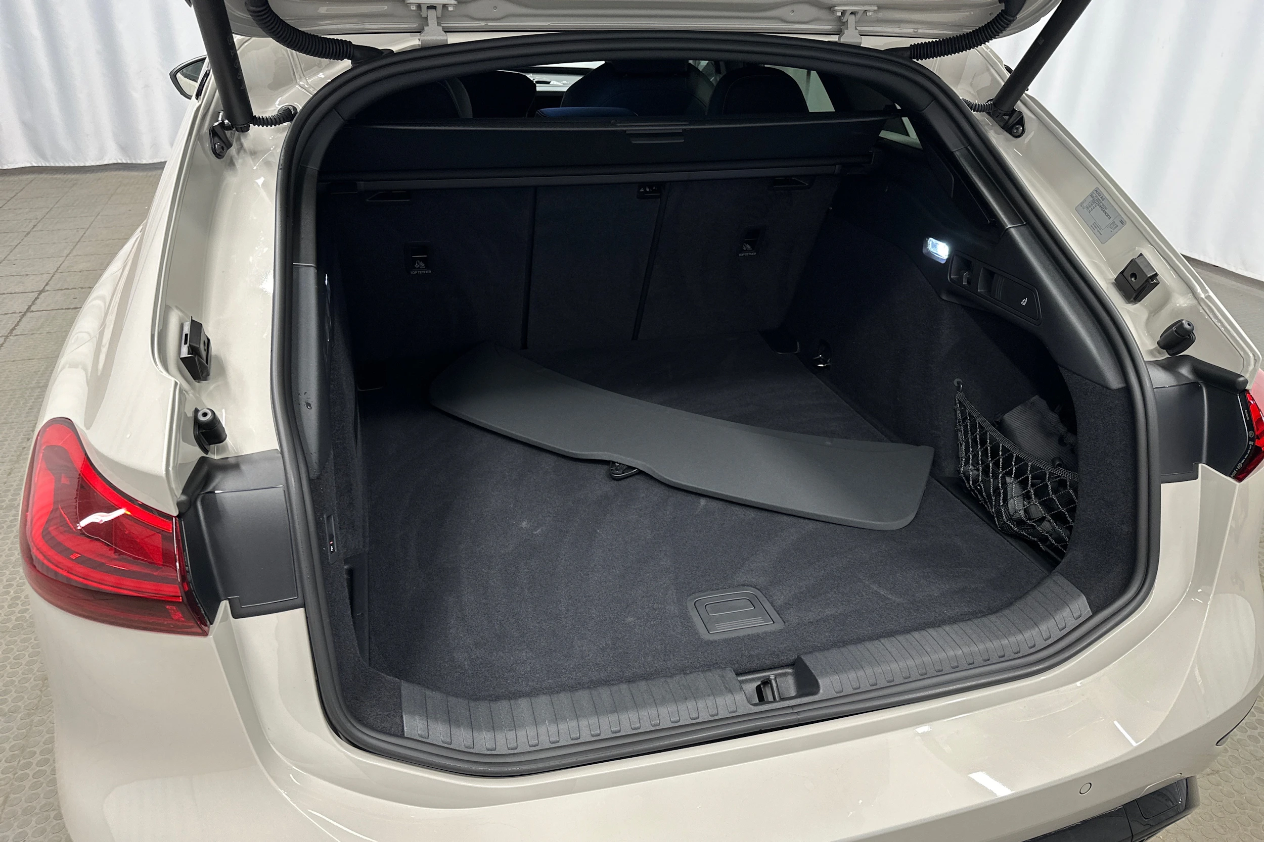 beige Audi A6 e-tron 2025 kuva 36.