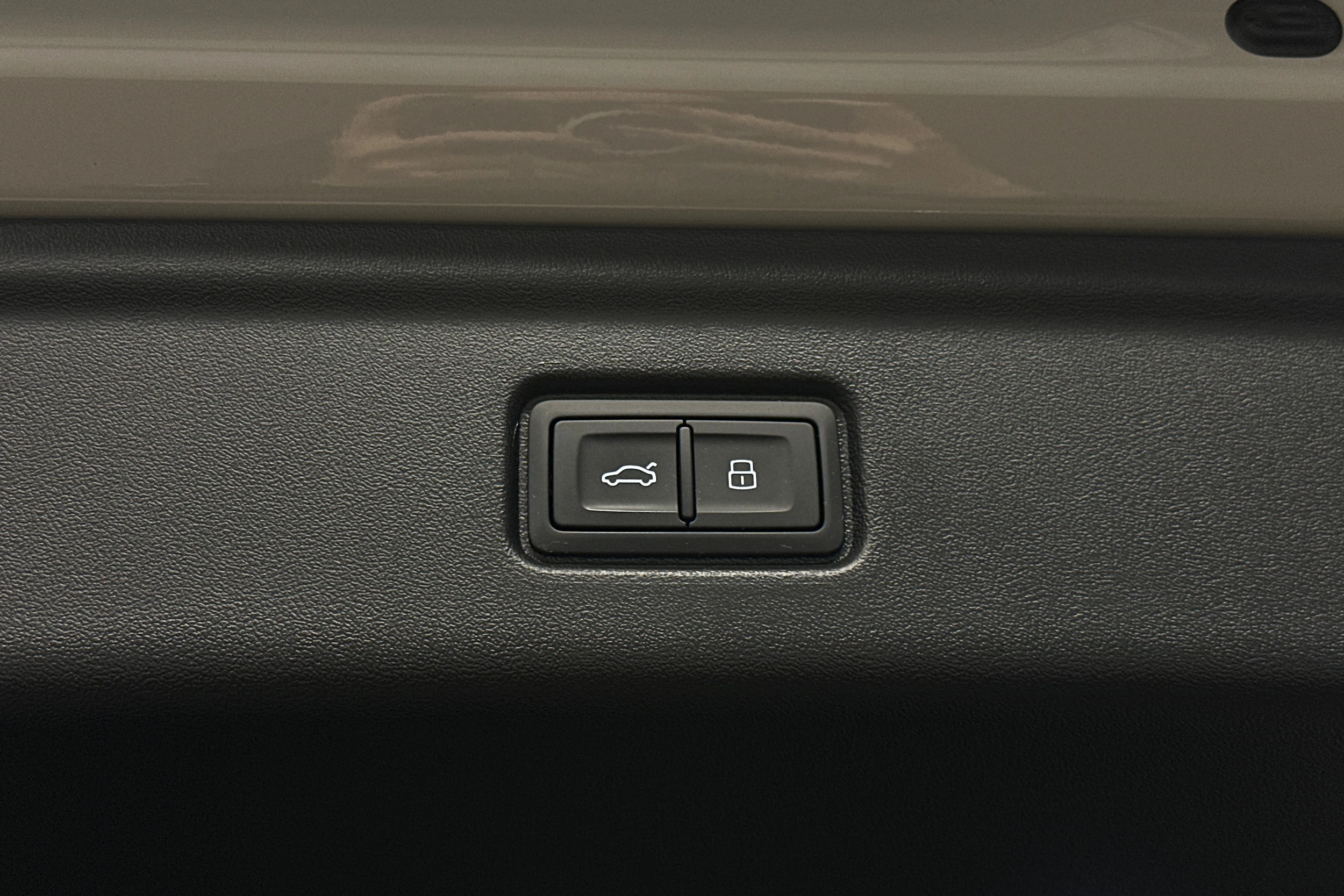 beige Audi A6 e-tron 2025 kuva 40.