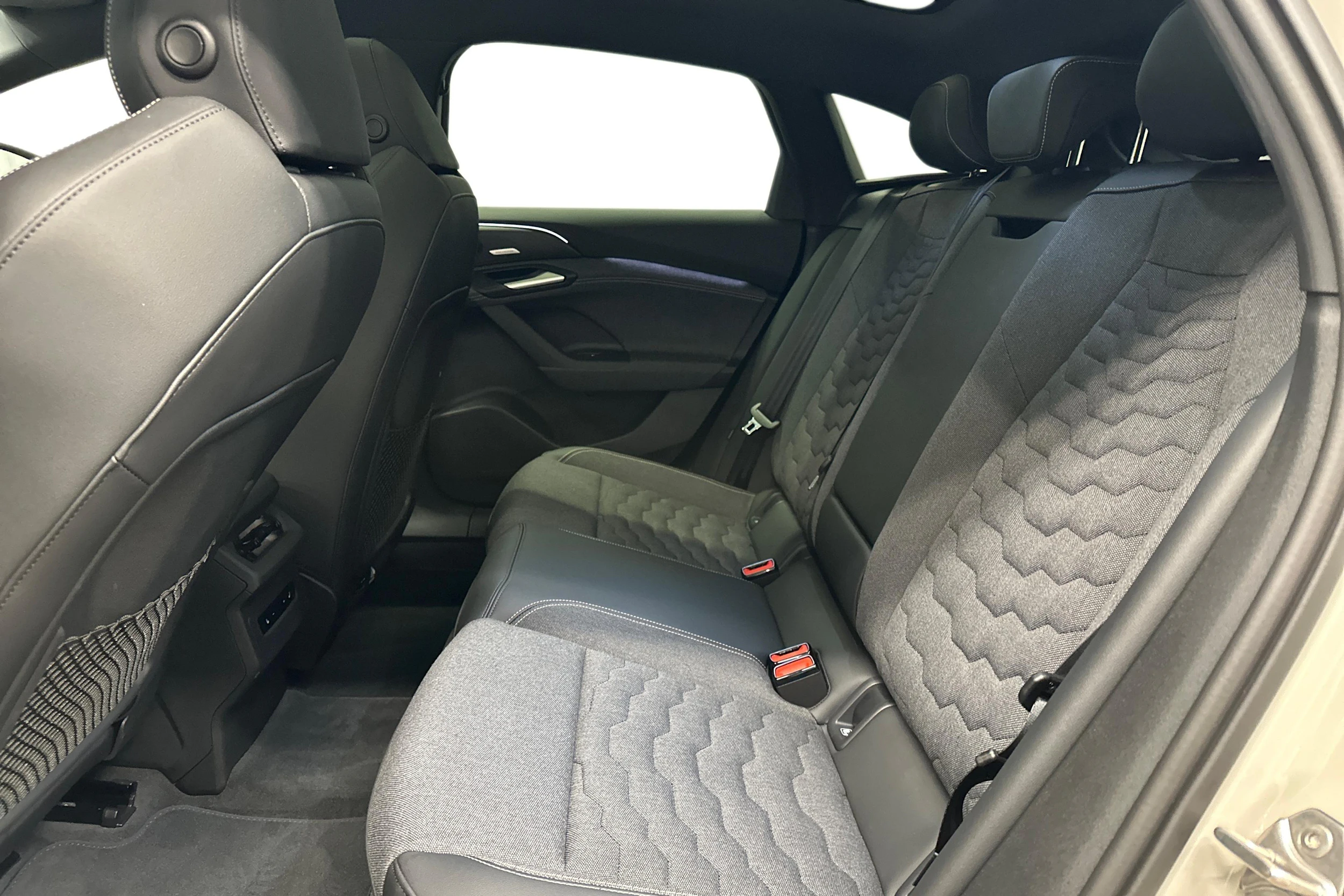keltainen Audi A6 e-tron 2025 kuva 8.