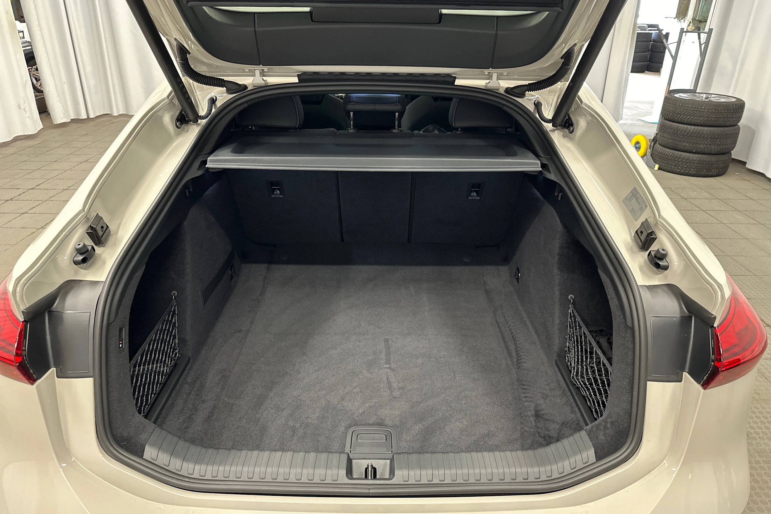 keltainen Audi A6 e-tron 2025 kuva 27.