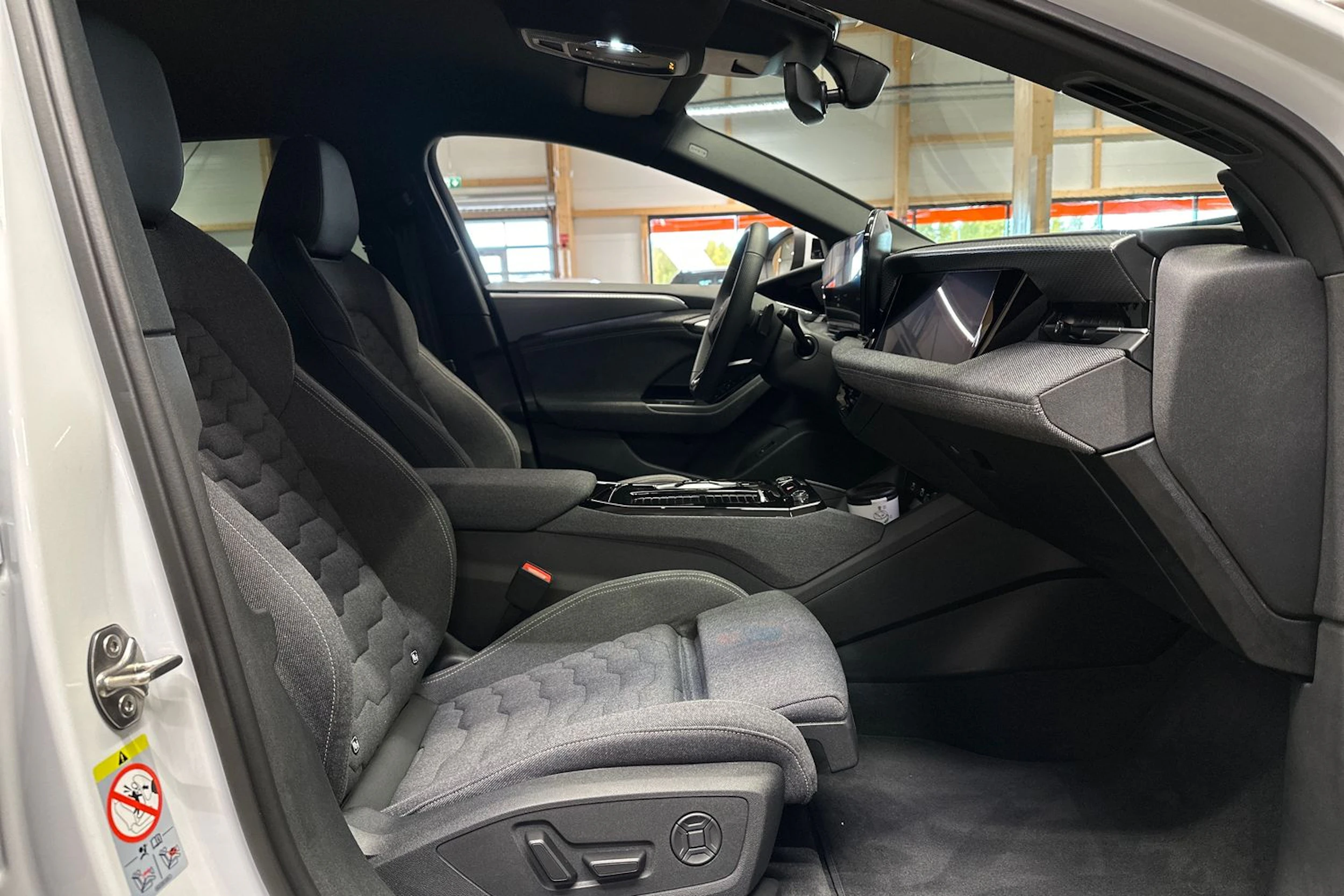 valkoinen Audi A6 e-tron 2025 kuva 11.