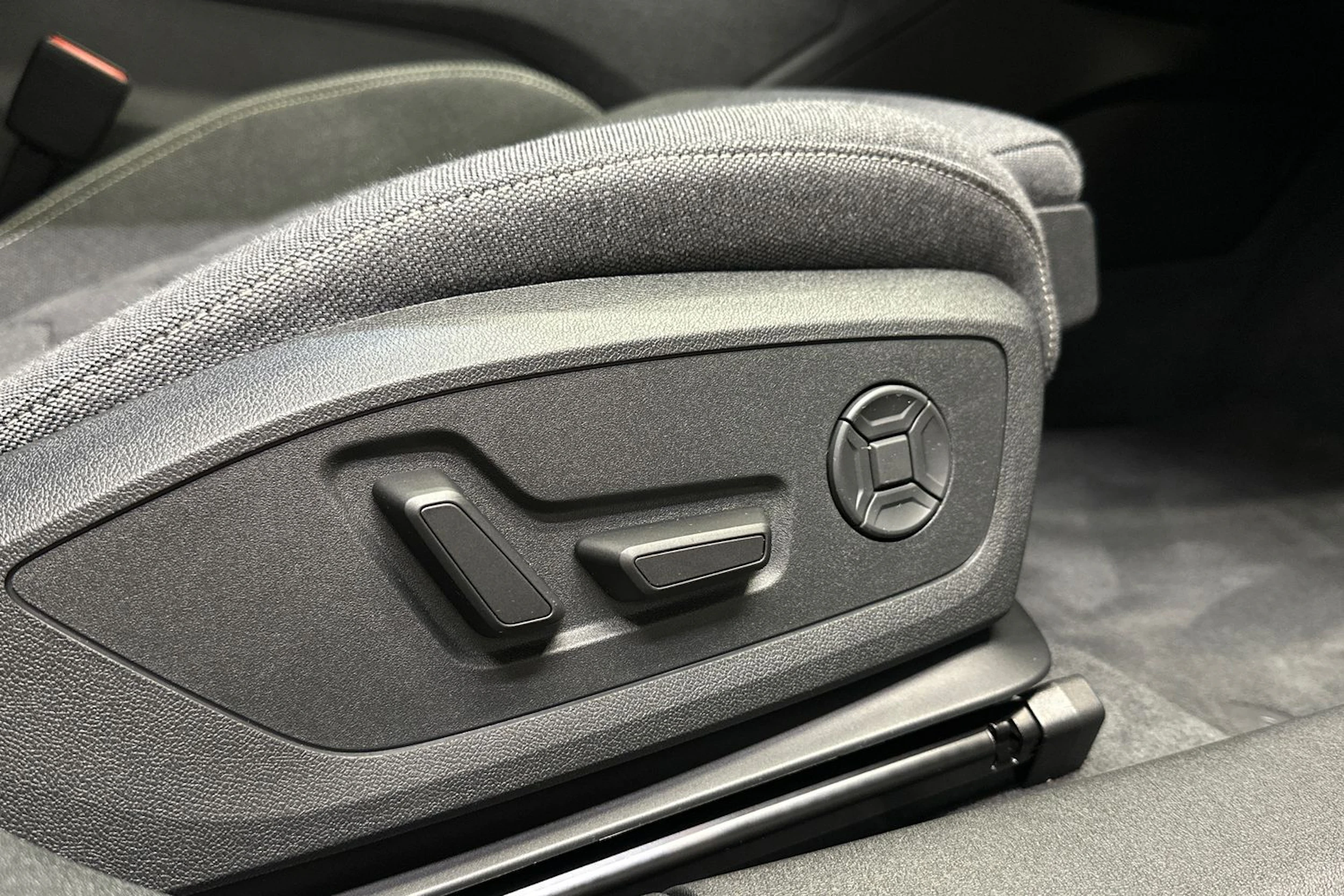 valkoinen Audi A6 e-tron 2025 kuva 12.