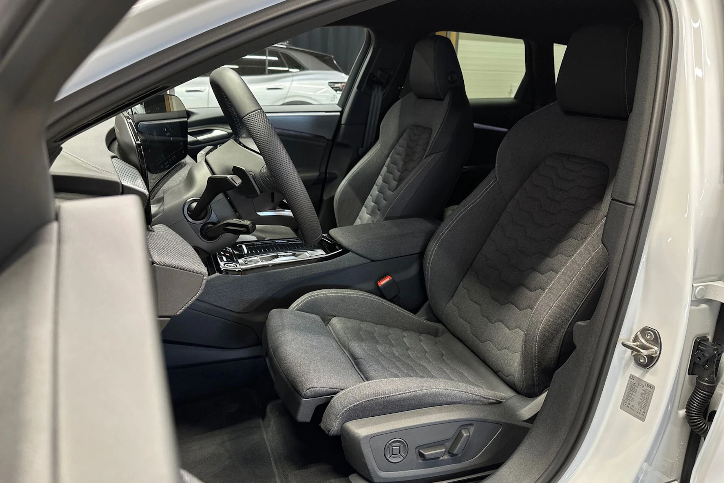 valkoinen Audi A6 e-tron 2025 kuva 15.