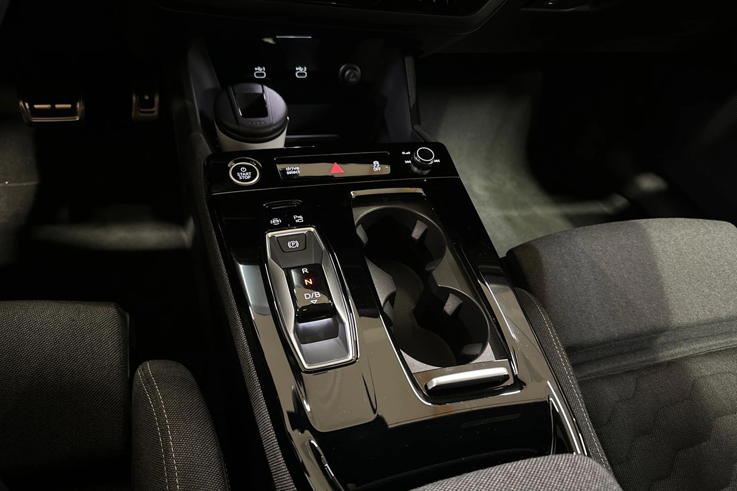 valkoinen Audi A6 e-tron 2025 kuva 25.