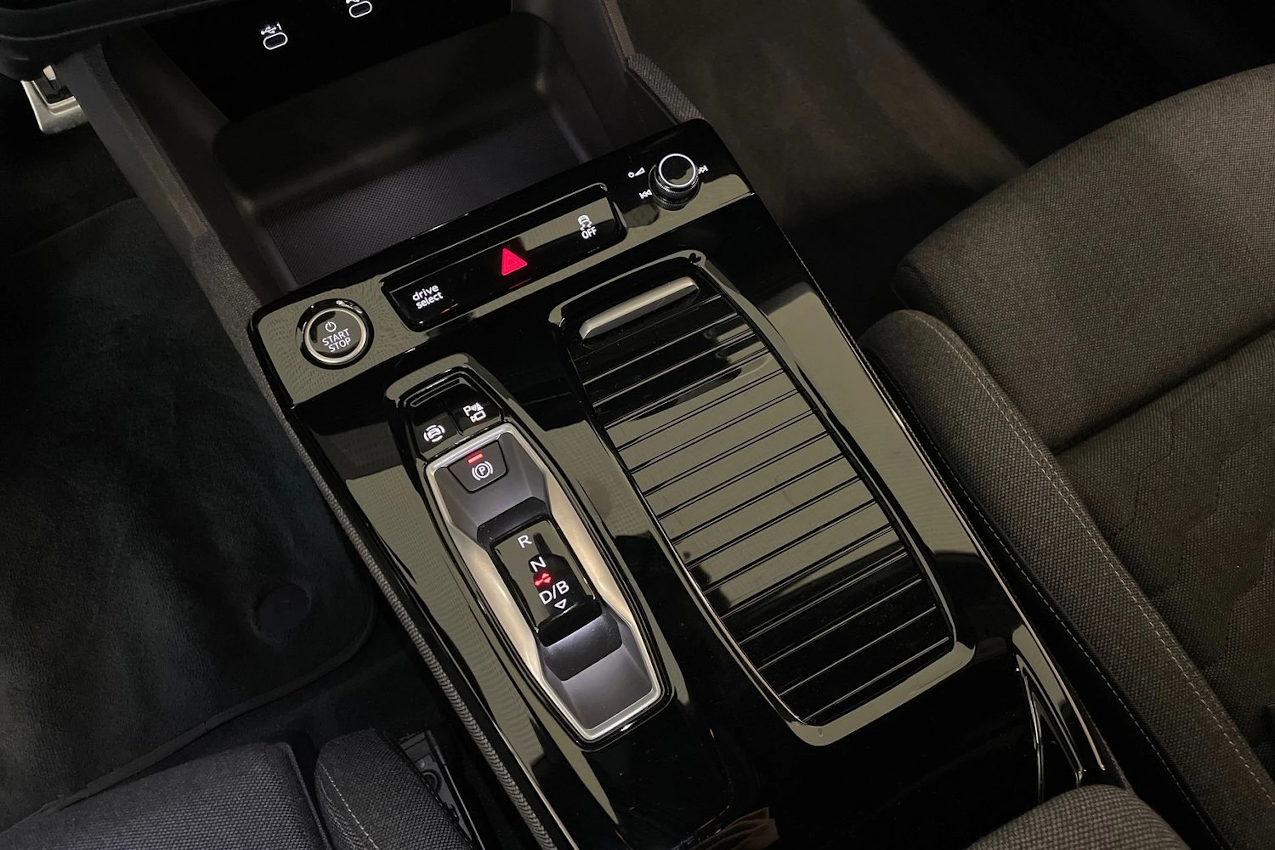 harmaa Audi A6 e-tron 2025 kuva 14.