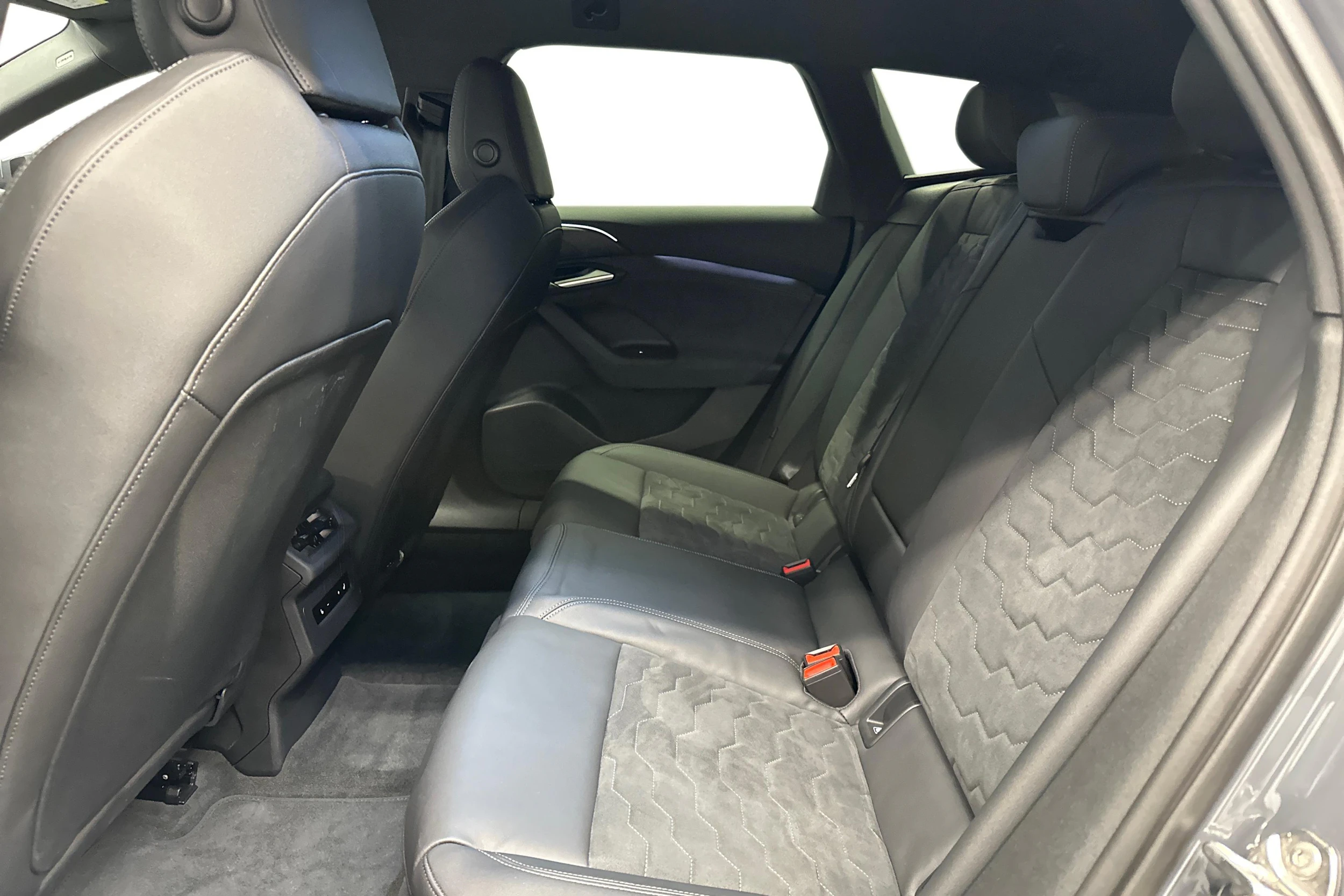 harmaa Audi A6 e-tron 2025 kuva 8.
