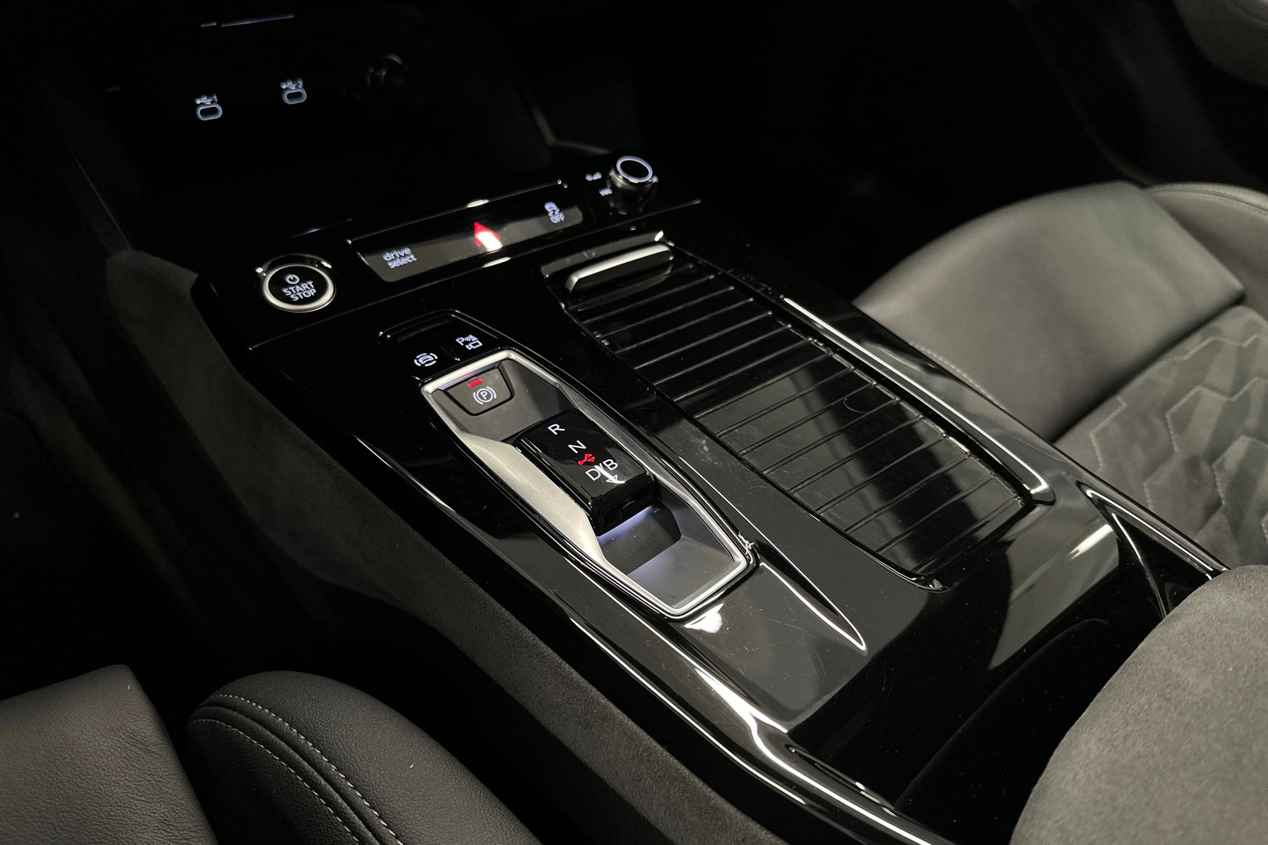 harmaa Audi A6 e-tron 2025 kuva 27.
