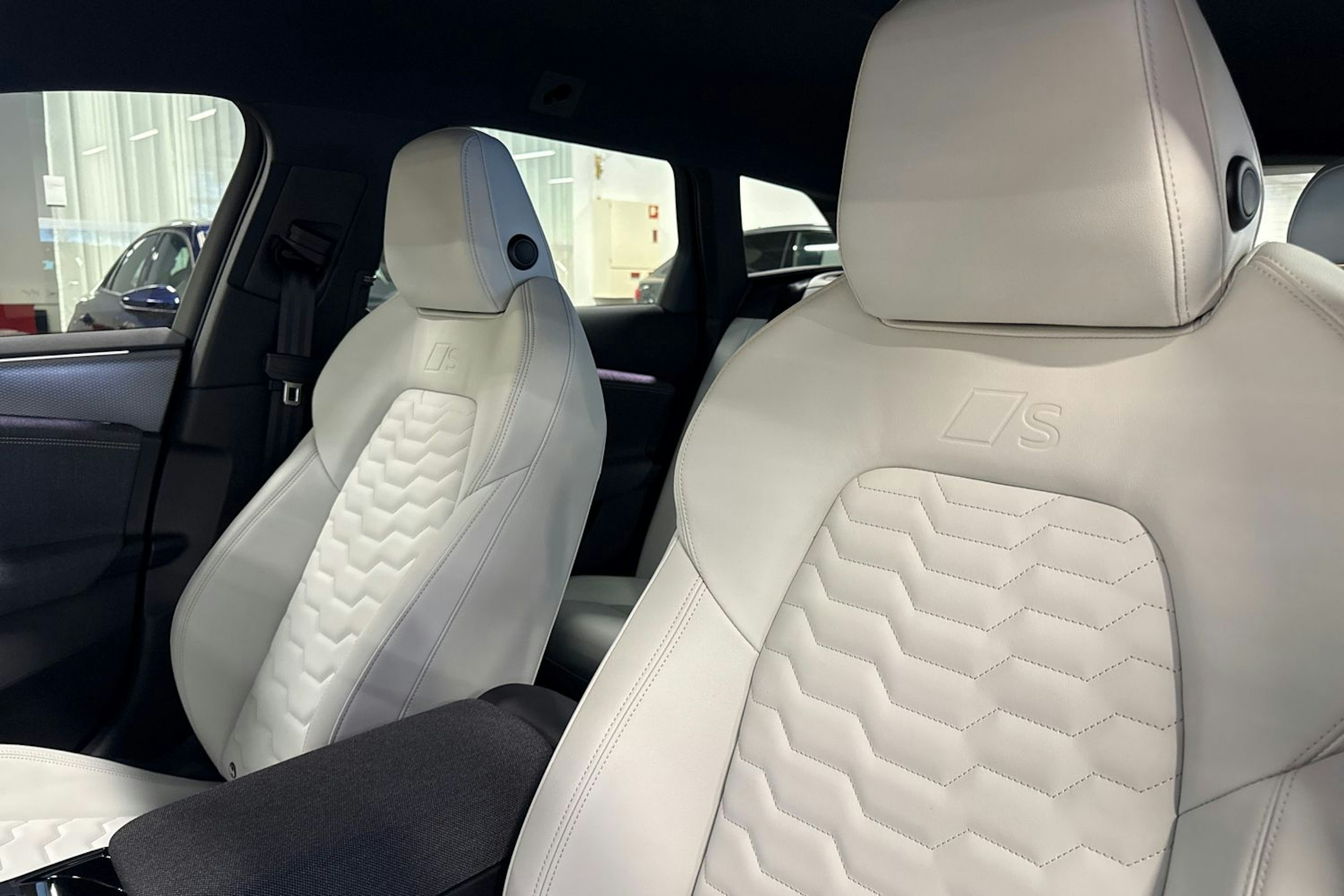 met. sininen Audi A6 e-tron 2025 kuva 11.