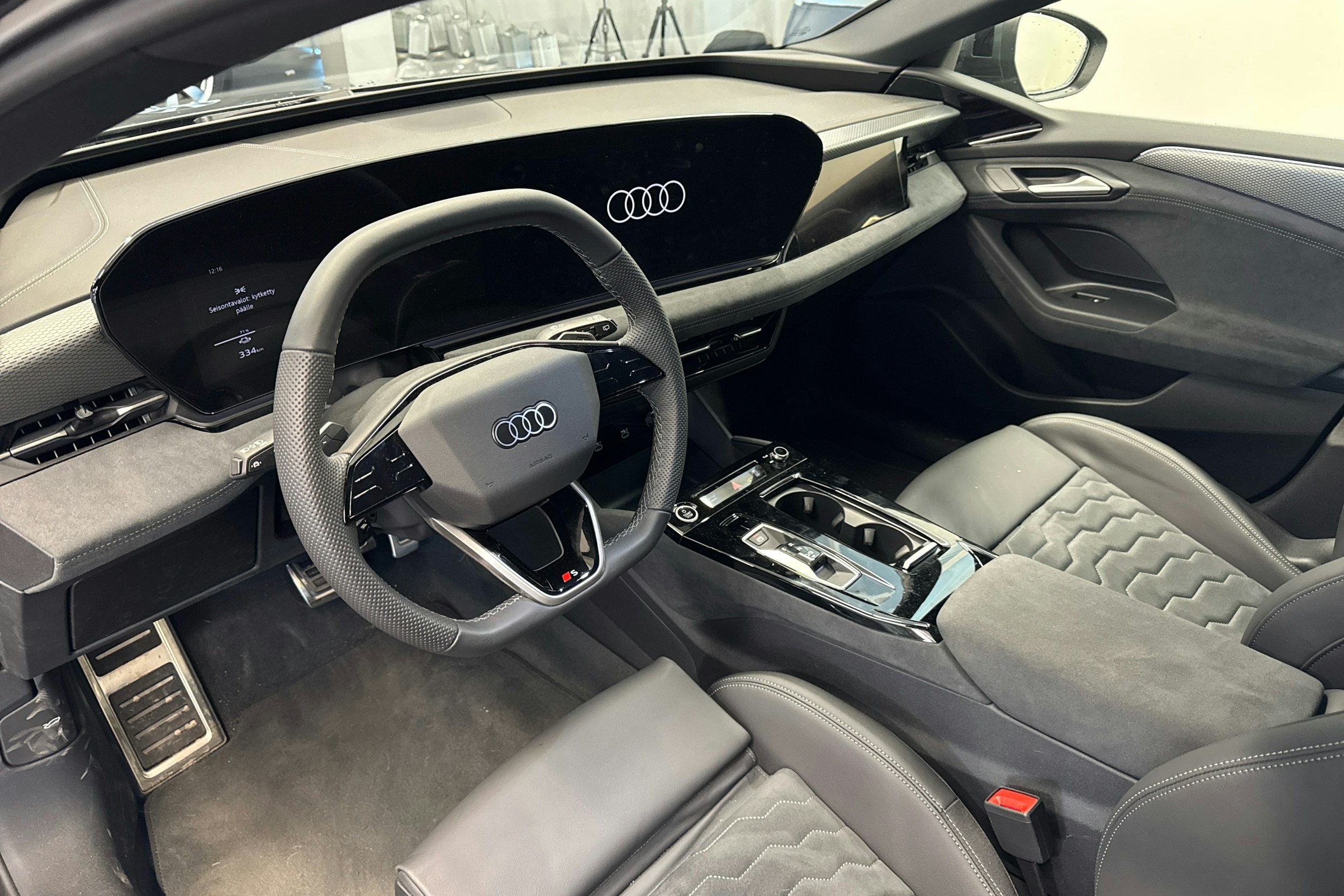 Harmaa Audi A6 e-tron 2025 kuva 3.