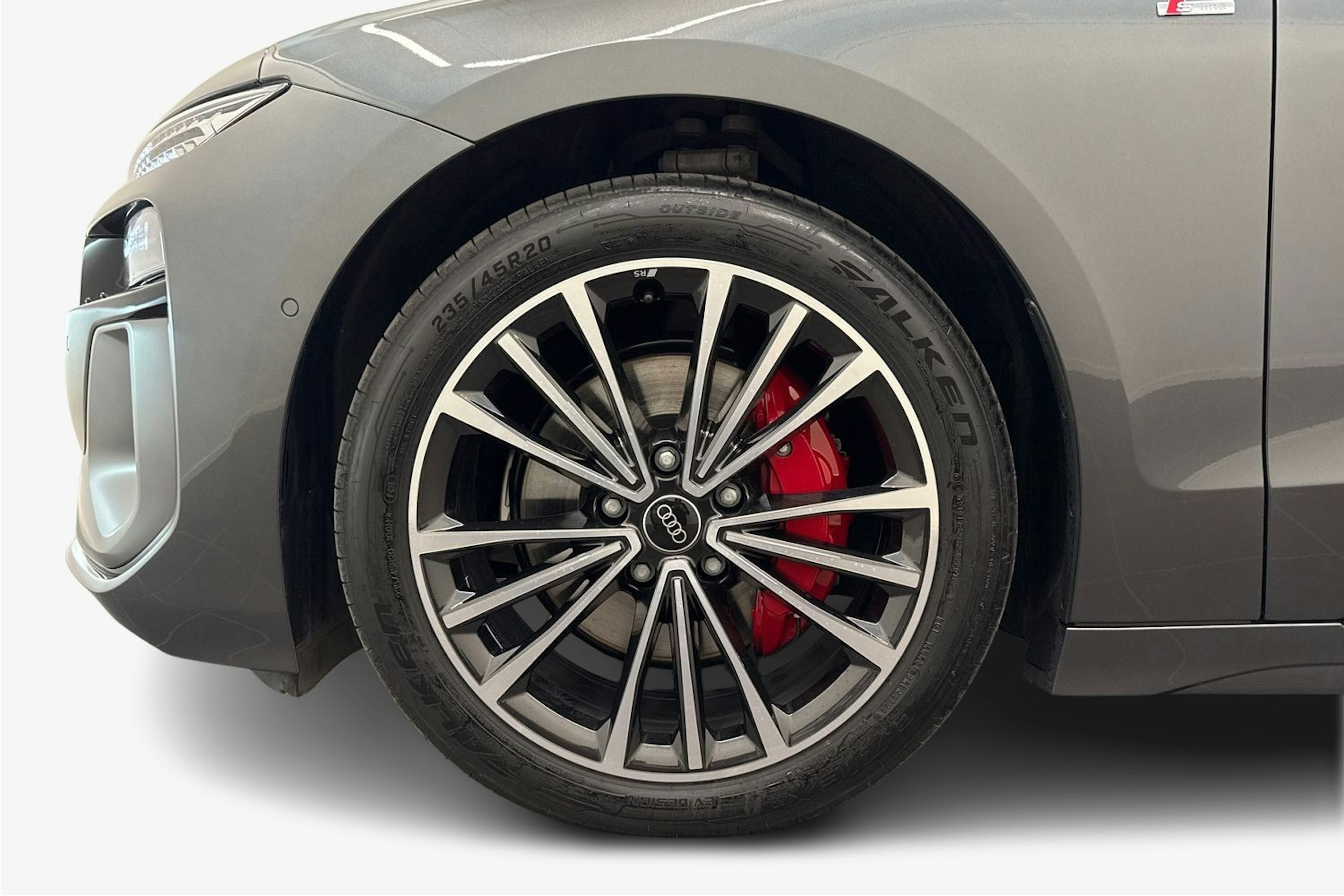 Harmaa Audi A6 e-tron 2025 kuva 32.