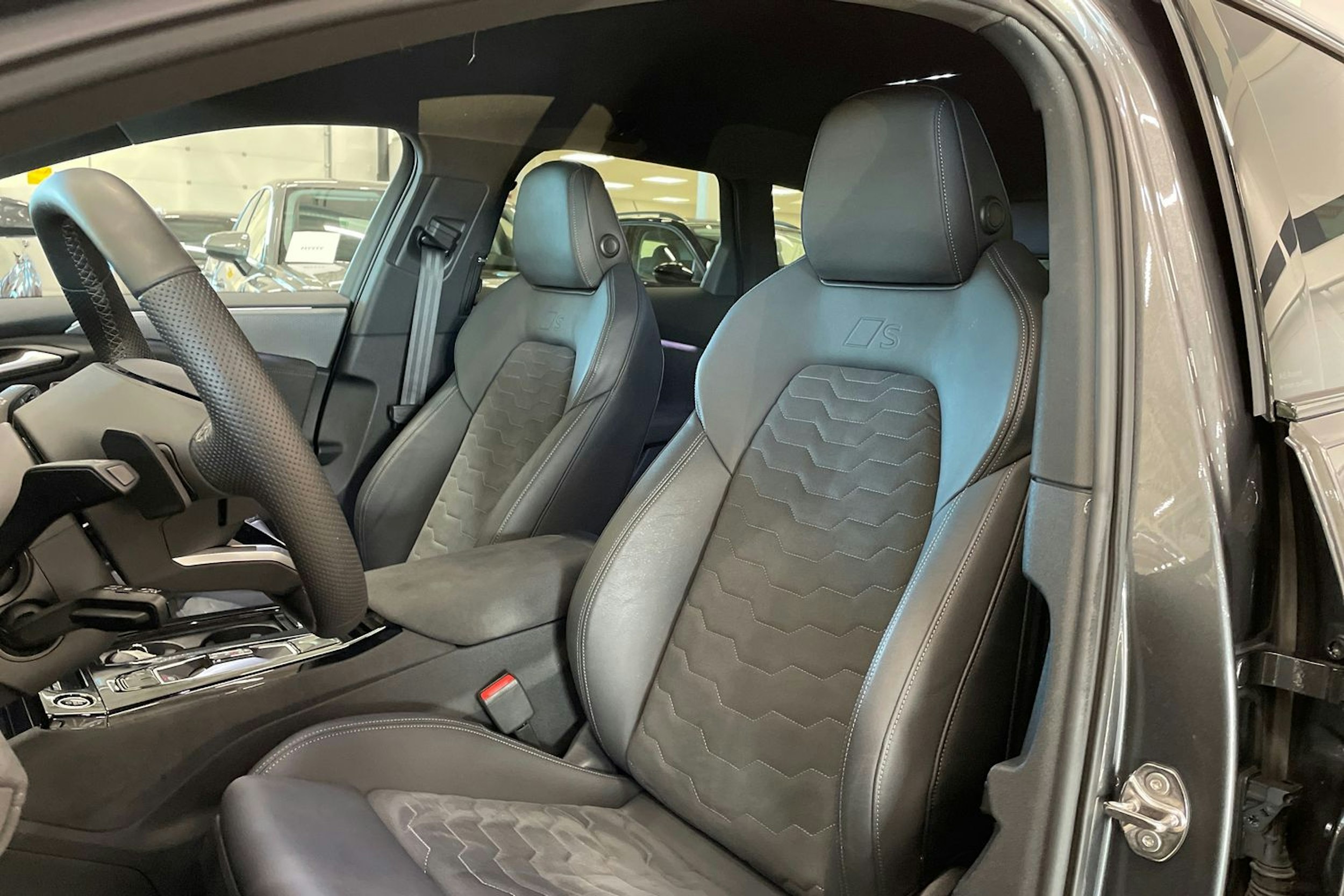 met. harmaa Audi A6 e-tron 2025 kuva 14.