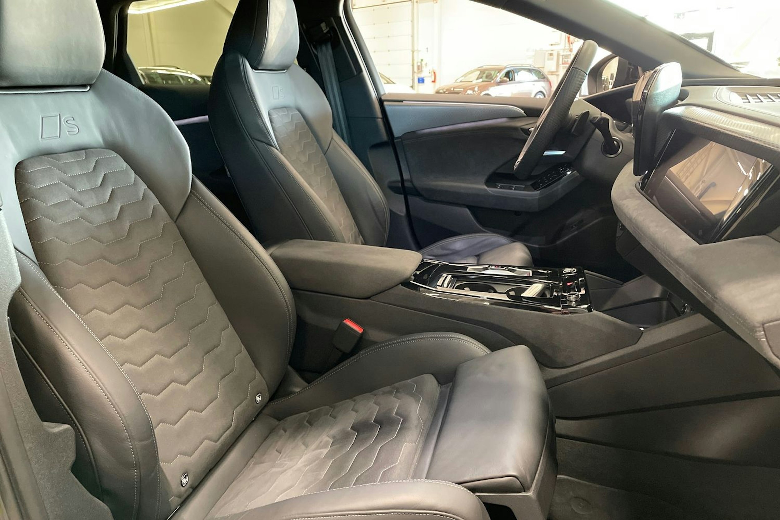 met. harmaa Audi A6 e-tron 2025 kuva 16.