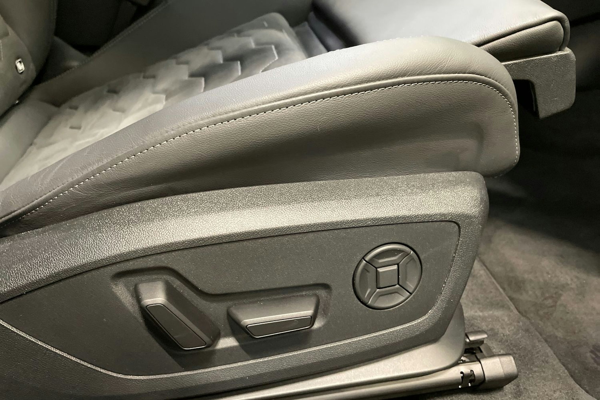 met. harmaa Audi A6 e-tron 2025 kuva 17.