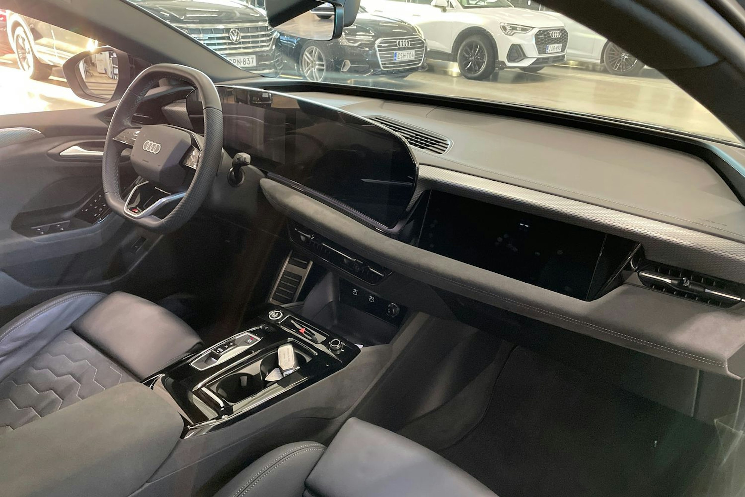 met. harmaa Audi A6 e-tron 2025 kuva 18.