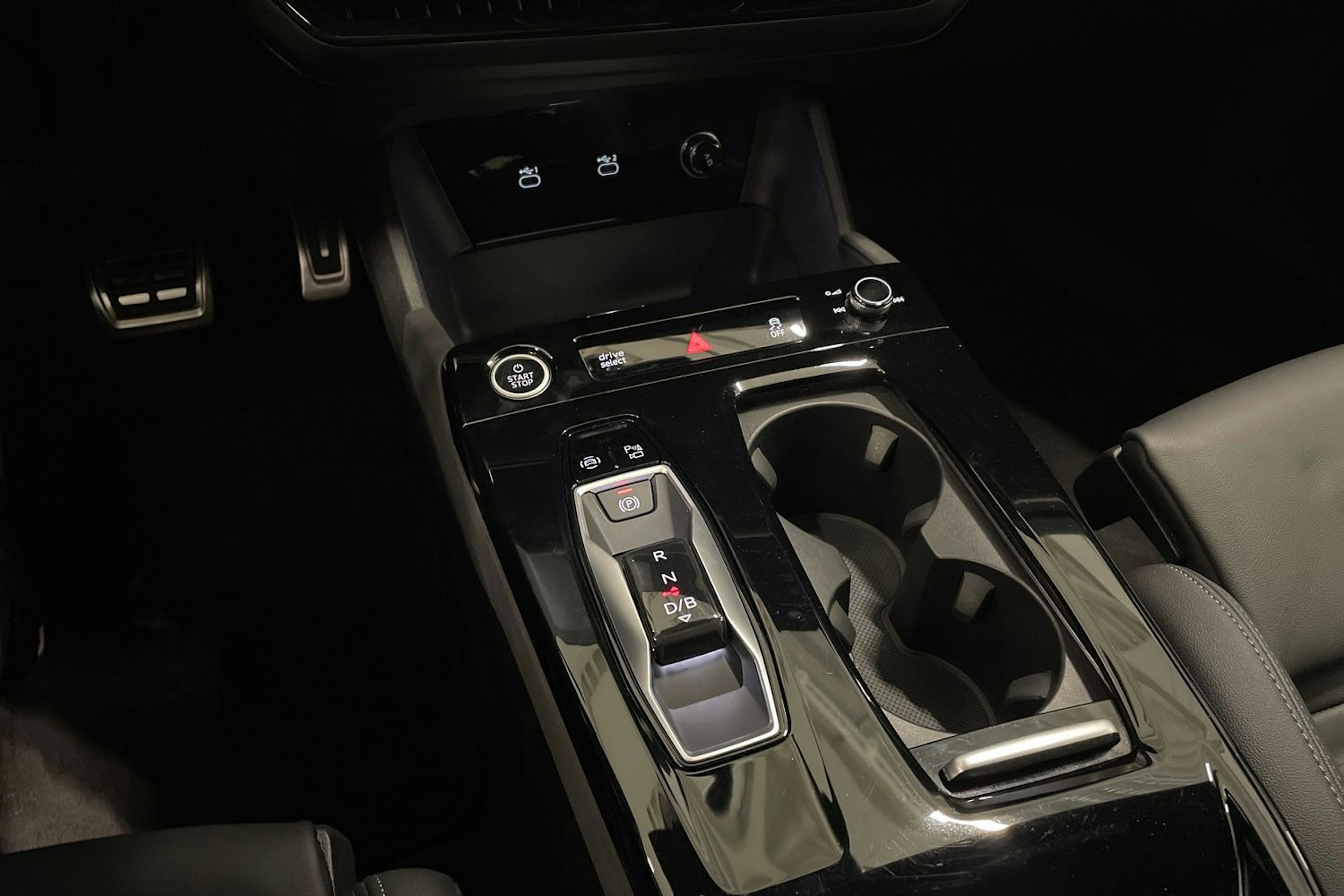 met. harmaa Audi A6 e-tron 2025 kuva 34.