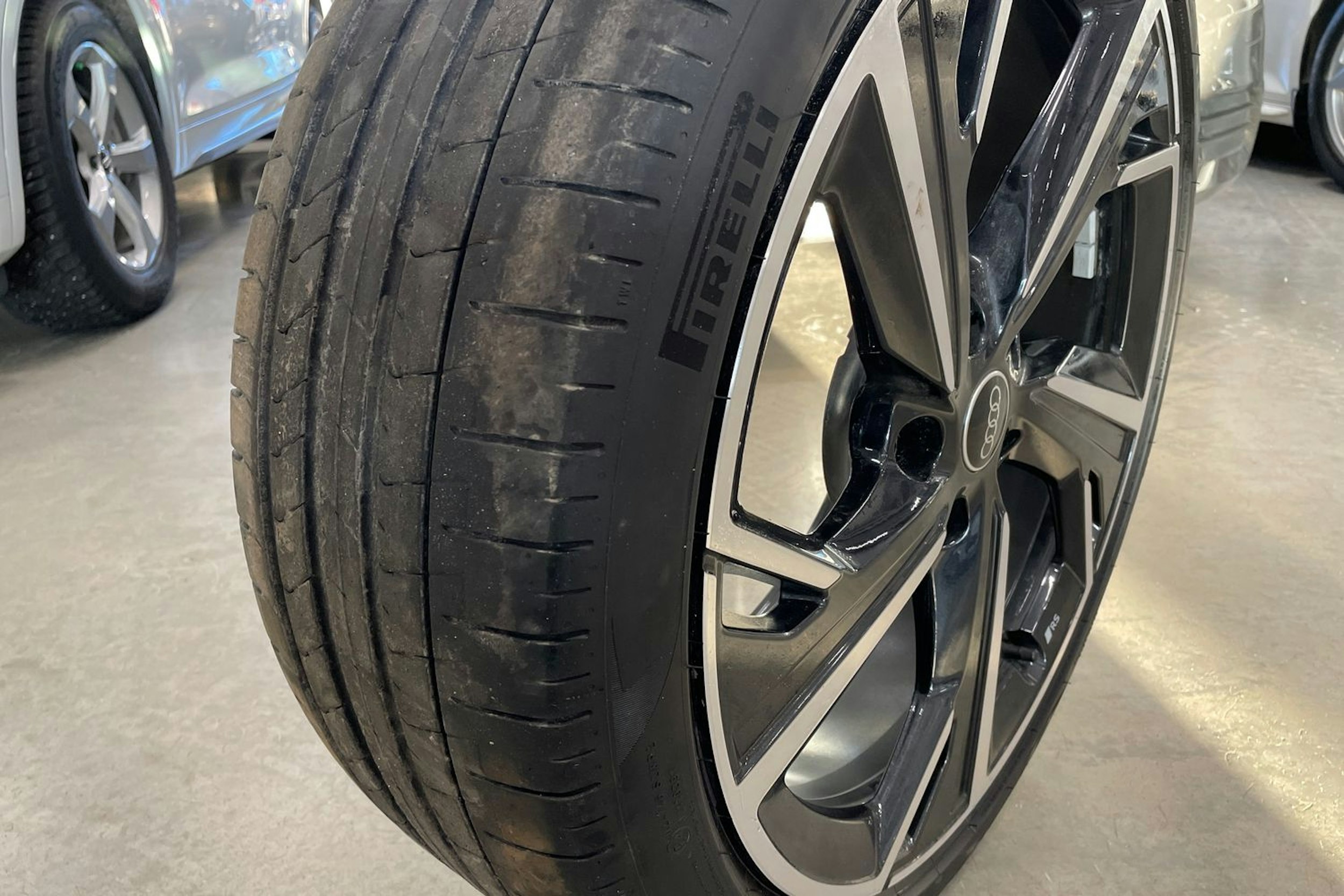 met. harmaa Audi A6 e-tron 2025 kuva 40.