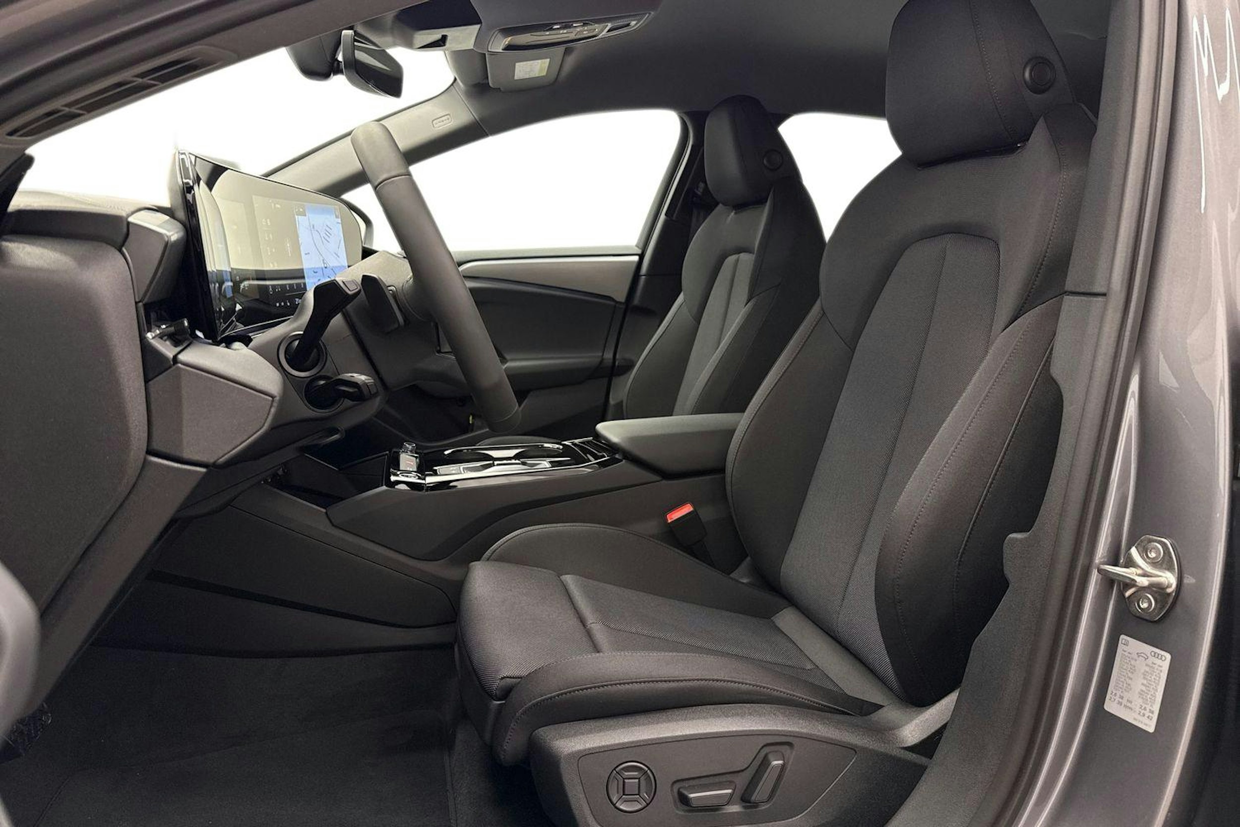 harmaa Audi A6 e-tron 2026 kuva 8.