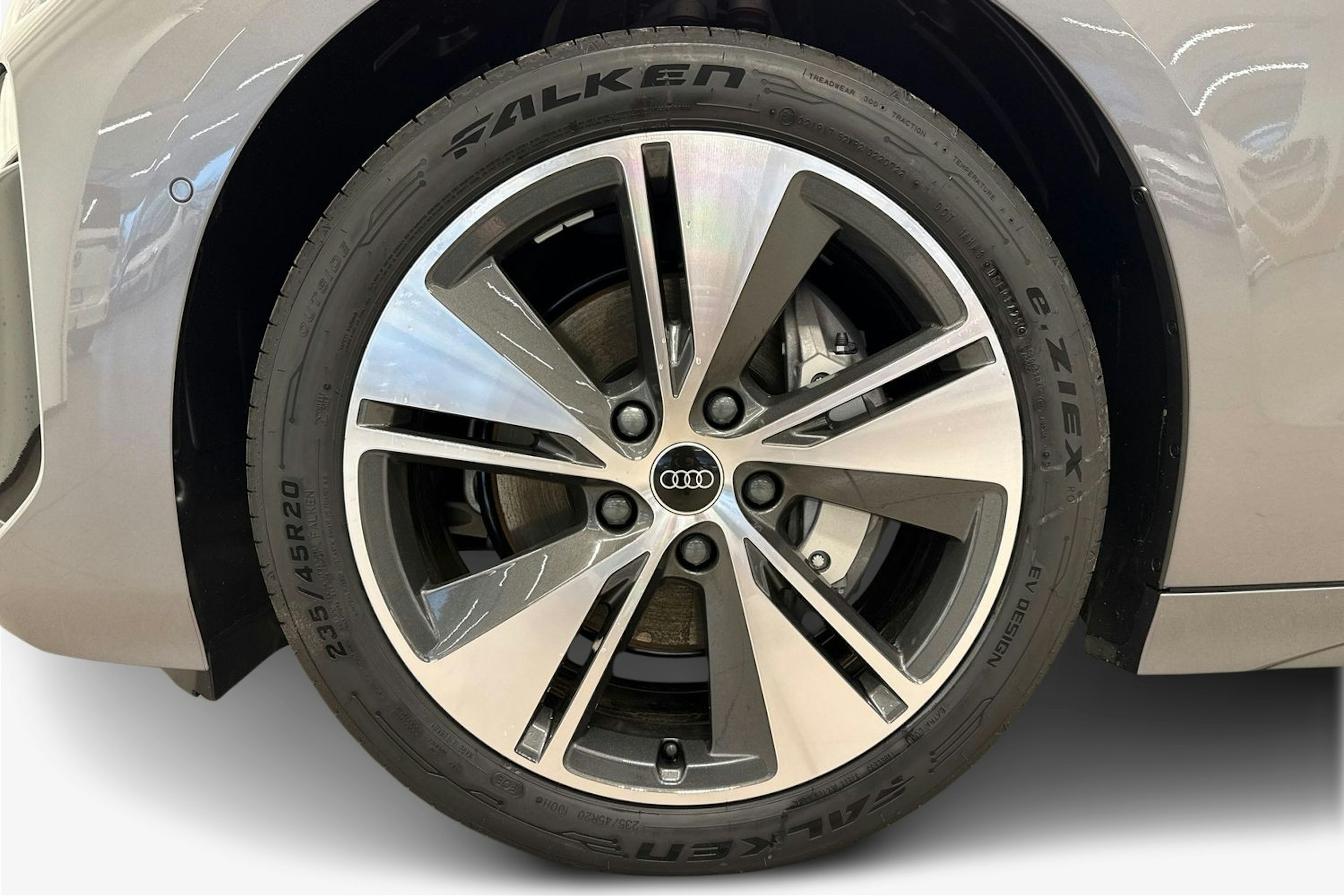 harmaa Audi A6 e-tron 2026 kuva 9.