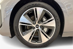 harmaa Audi A6 e-tron 2026 kuva 9.