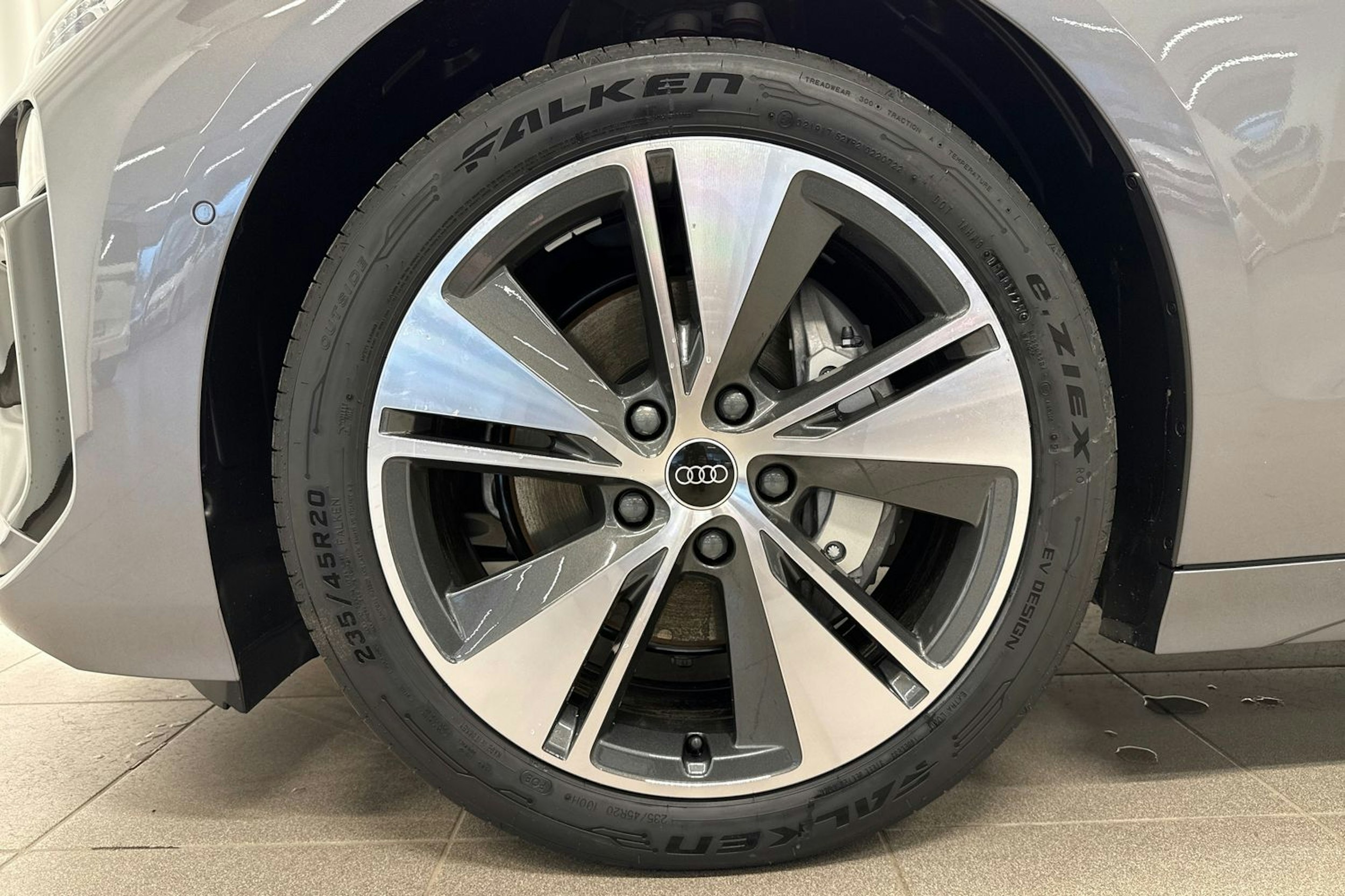 harmaa Audi A6 e-tron 2026 kuva 10.