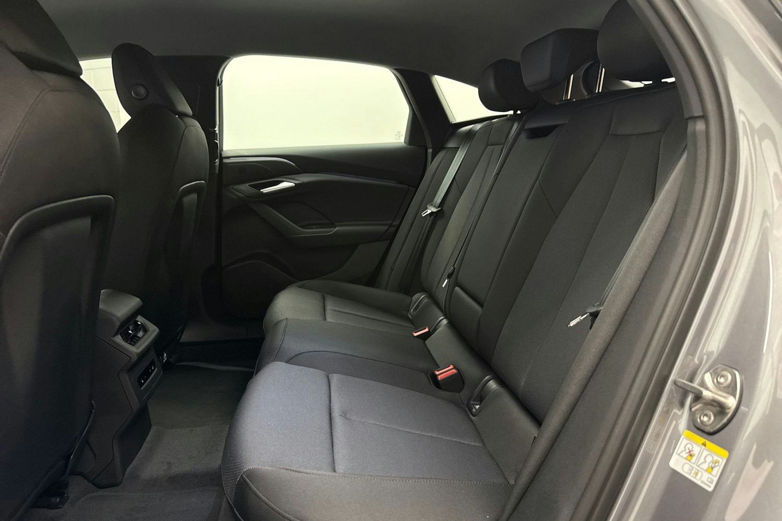 harmaa Audi A6 e-tron 2026 kuva 11.