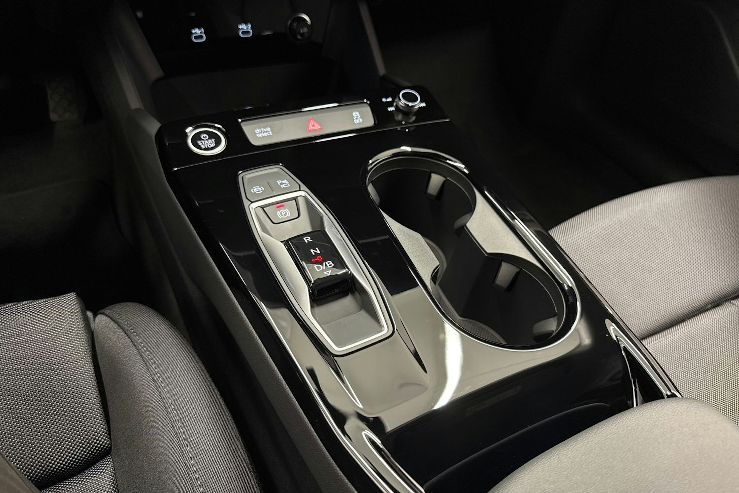 harmaa Audi A6 e-tron 2026 kuva 21.